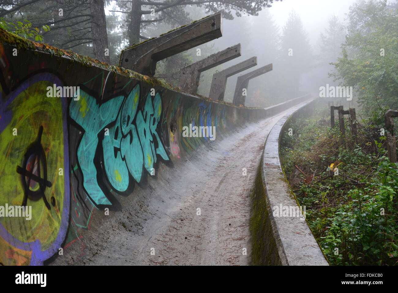 Den Krieg beschädigt Bobbahn der olympischen Winterspiele von 1984 befindet sich in den Bergen oberhalb von Sarajevo aufgegeben. Stockfoto