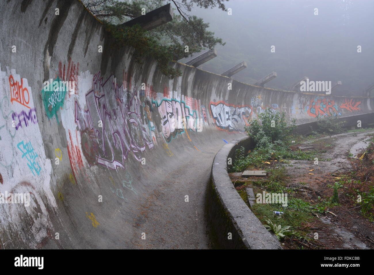 Eine Kurve in der Mitte der Krieg beschädigt Bobbahn der Olympischen Website 1984 befindet sich in den Bergen oberhalb von Sarajevo aufgegeben. Stockfoto