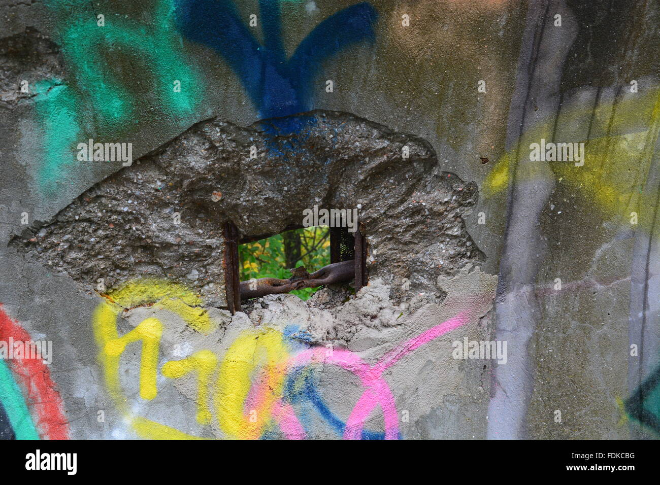 Ein Scharfschütze Loch schneiden Sie in die verlassene Bobbahn aus dem Jahr 1984 Olympia-Gelände in den Bergen oberhalb von Sarajevo. Stockfoto