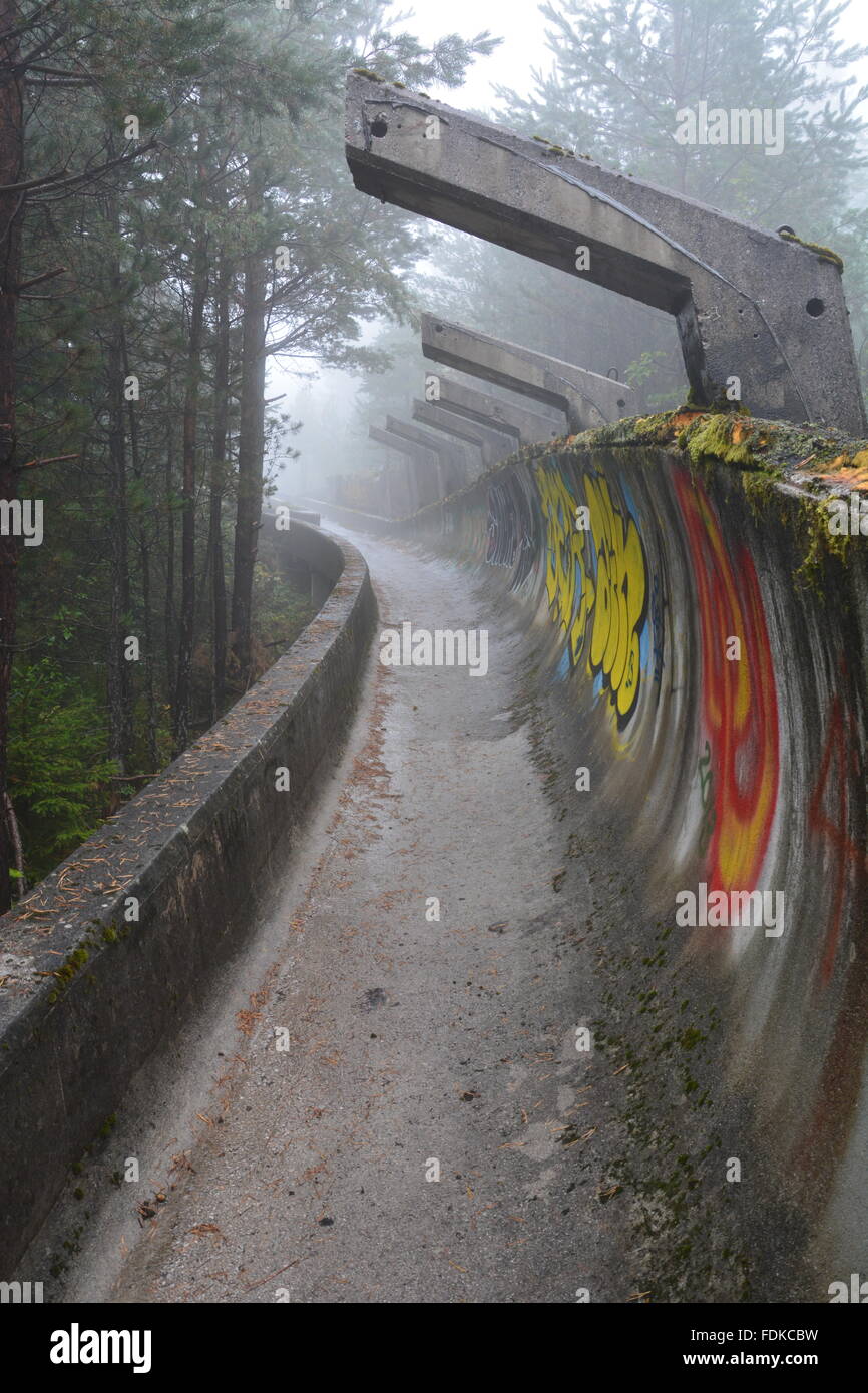 Den Krieg beschädigt Bobbahn der olympischen Winterspiele von 1984 befindet sich in den Bergen oberhalb von Sarajevo aufgegeben. Stockfoto