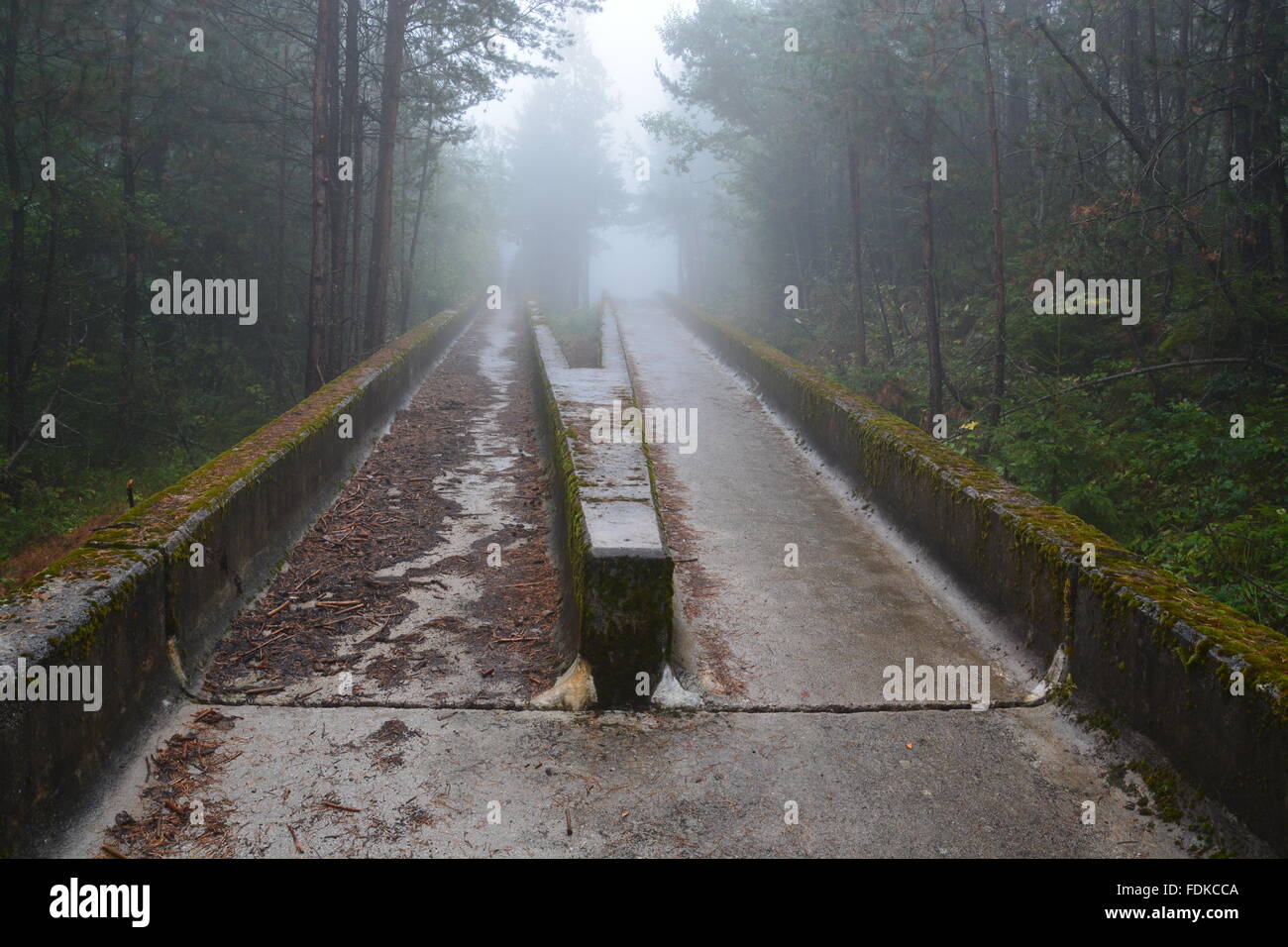 Die Spitze der verlassenen Bobbahn aus dem Jahr 1984 Olympia-Gelände in den Bergen oberhalb von Sarajevo. Stockfoto