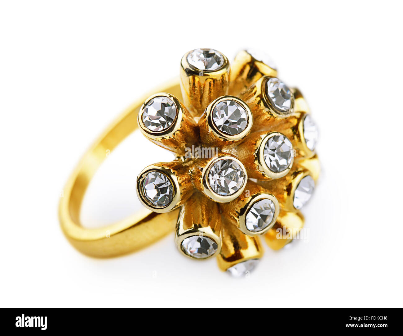 Goldring mit Diamanten isoliert auf weißem Hintergrund Stockfoto