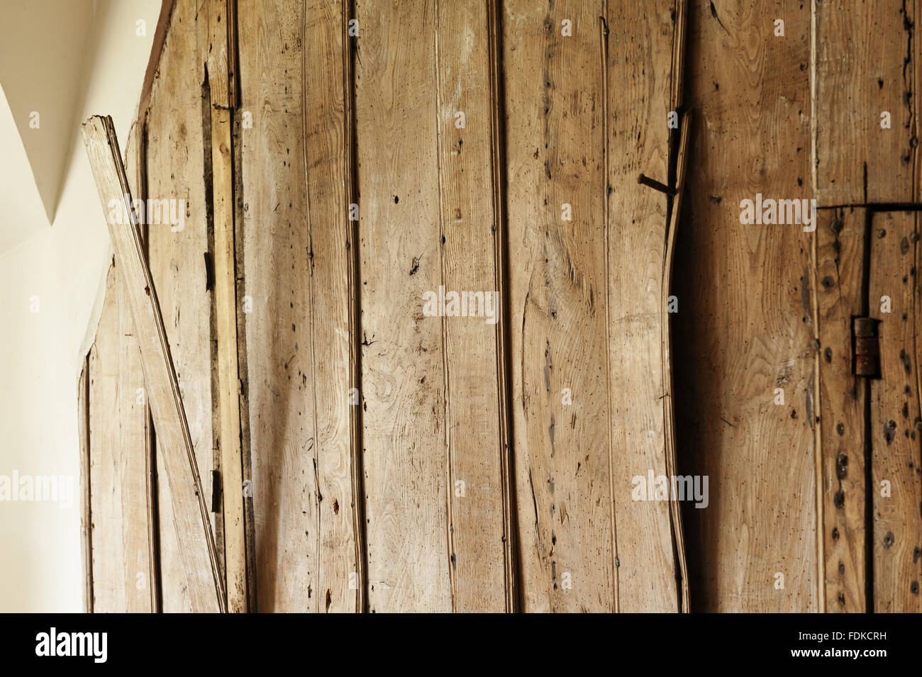 Verziehen Holzplatten in Avebury Manor, Wiltshire, April 2011. Diese Ansicht wurde vor die BBC-Verfilmung, übernommen, da die Zimmer in Vorbereitung gerodet wurden. Stockfoto