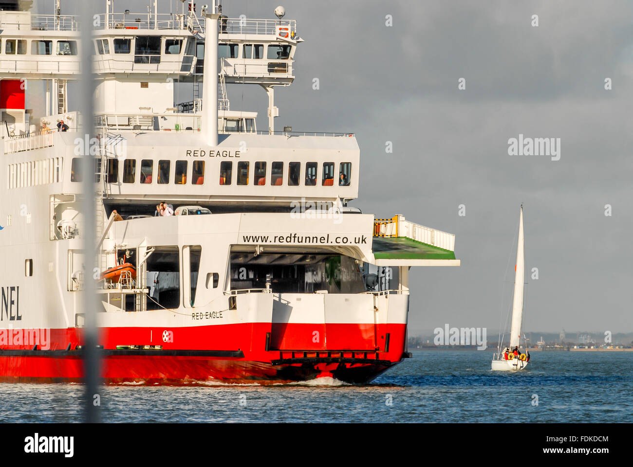 Red Funnel Fähren The Solent zwischen Southampton und der Isle Of Wight zu verhandeln. Stockfoto