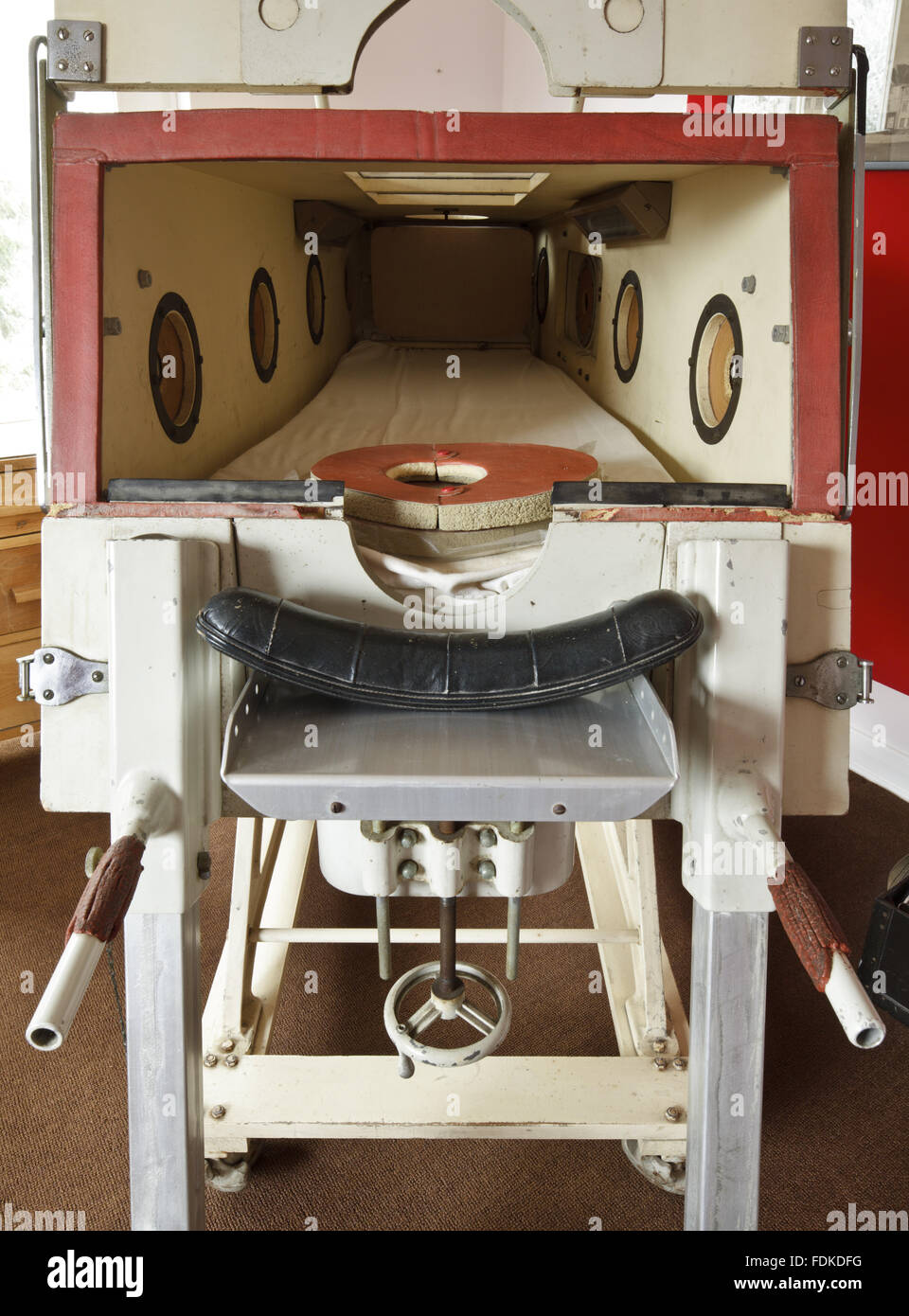 Eine eiserne Lunge am Nuffield Platz, Oxfordshire. Lord Nuffield gemacht 700 Atemschutzmasken in seinen Fabriken zur Verteilung an die Krankenhäuser innerhalb des Commonwealth. Nuffield Platz war die Heimat von William Morris, Lord Nuffield, Automobilhersteller, von 1933 bis Stockfoto