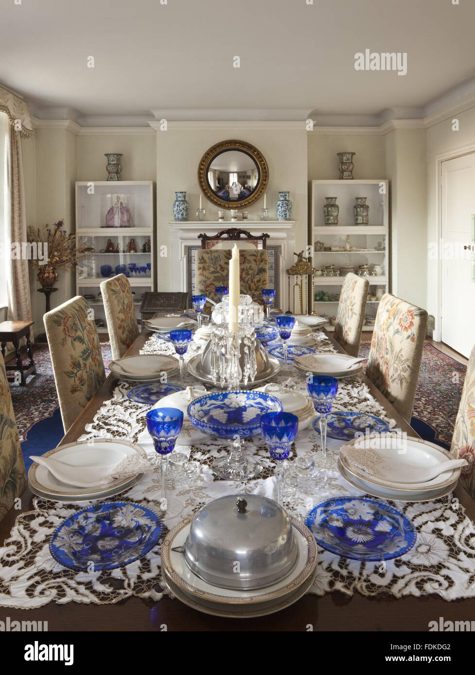 Der Tisch gedeckt für das Abendessen im Speisesaal am Nuffield Platz, Oxfordshire. Das Haus wurde entworfen und 1914 erbaut und war die Heimat von William Morris, Lord Nuffield, Automobilhersteller, von 1933 bis zu seinem Tod im Jahr 1963. Stockfoto
