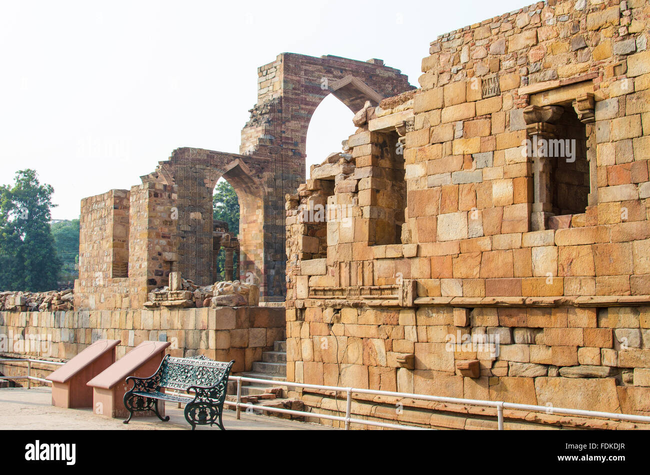 ein Eingang eines Gerichts Hof Kutb Minar, Kutb Minar, ein Eingang, Architektur, Geschichte von Indien, Indien, alt-Delhi, alte Zeiten, Ruinen Stockfoto