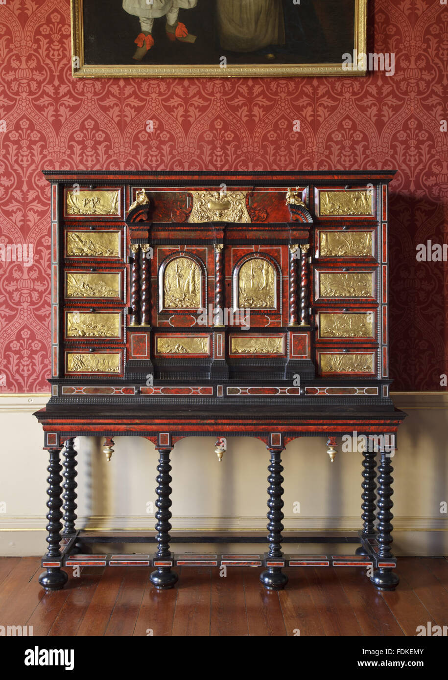 Mitte bis Ende des 17. Jahrhunderts Antwerpen Ebenholz Kabinett im Salon in der Oxburgh Hall, Norfolk. Der Schrank ist in Ebenholz furniert mit roten Schildpatt und Elfenbein Inlay und wurde in Antwerpen in den 1830er Jahren gekauft. Stockfoto Mitte bis Ende des 17. Jahrhunderts Antwerpen Ebenholz Kabinett im Salon in der Oxburgh Hall, Norfolk. Der Schrank ist in Ebenholz furniert mit roten Schildpatt und Elfenbein Inlay und wurde in Antwerpen in den 1830er Jahren gekauft. Stockfoto