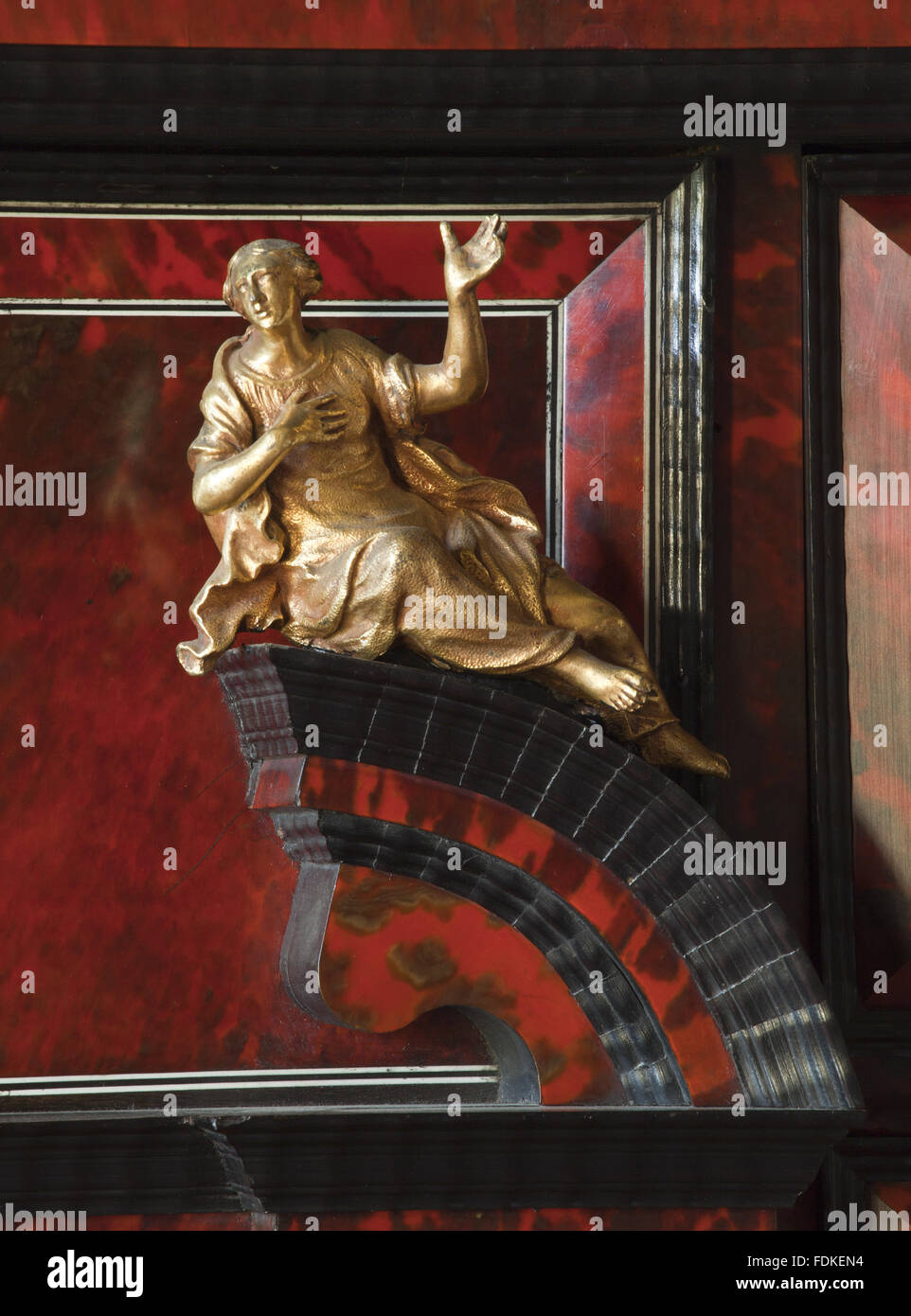 Nahaufnahme eines die vergoldeten Figuren auf die Mitte des siebzehnten Jahrhunderts Ebenholz Kabinett im Salon in der Oxburgh Hall, Norfolk. Stockfoto