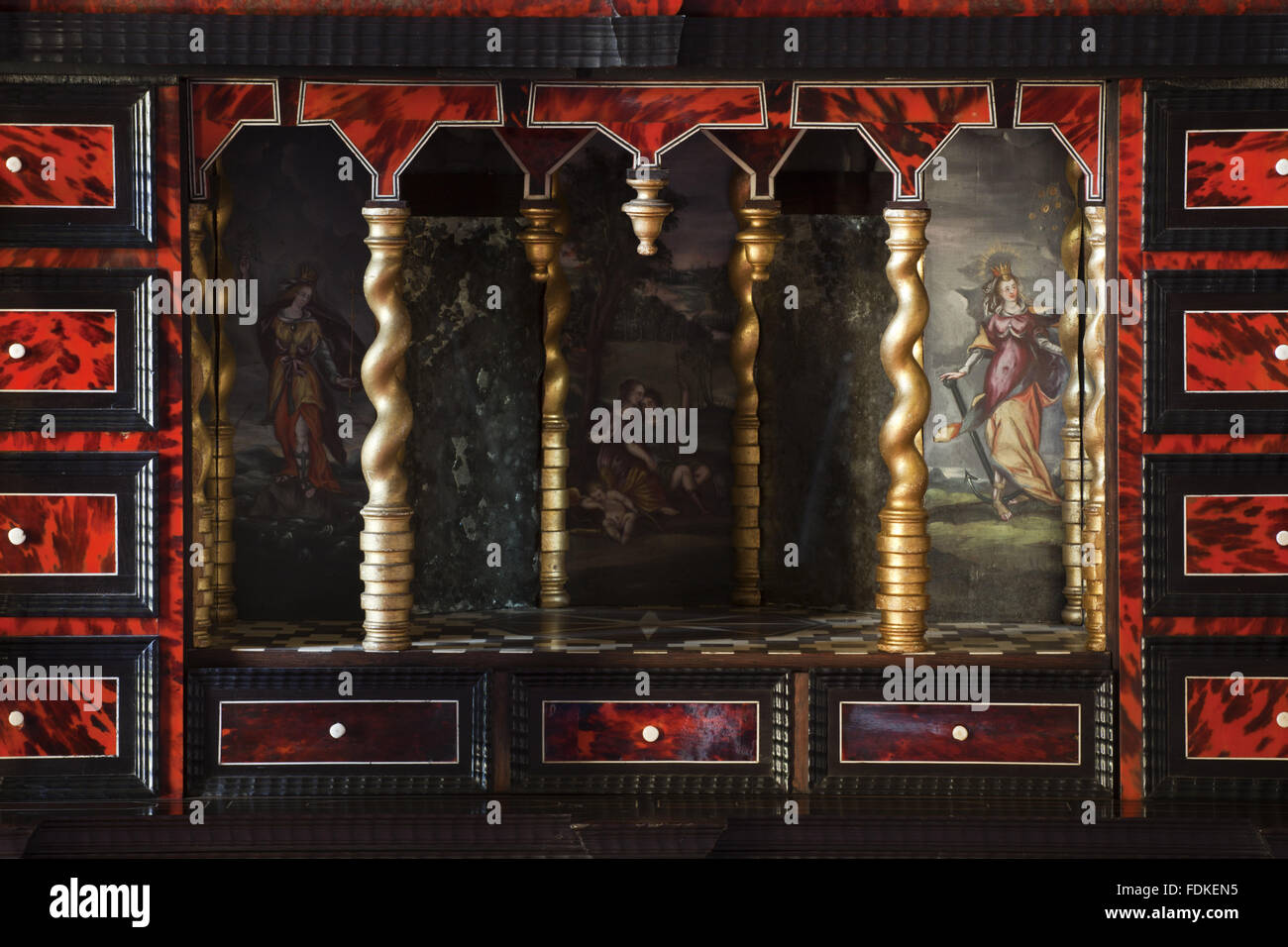 Schließen Sie die Ansicht eines Teils aus der Mitte des siebzehnten Jahrhunderts Ebenholz Kabinett im Salon in der Oxburgh Hall, Norfolk. Diese Ansicht zeigt die Bühne mit Twist Spalten und umliegenden Schubladen. Stockfoto Schließen Sie die Ansicht eines Teils aus der Mitte des siebzehnten Jahrhunderts Ebenholz Kabinett im Salon in der Oxburgh Hall, Norfolk. Diese Ansicht zeigt die Bühne mit Twist Spalten und umliegenden Schubladen. Stockfoto