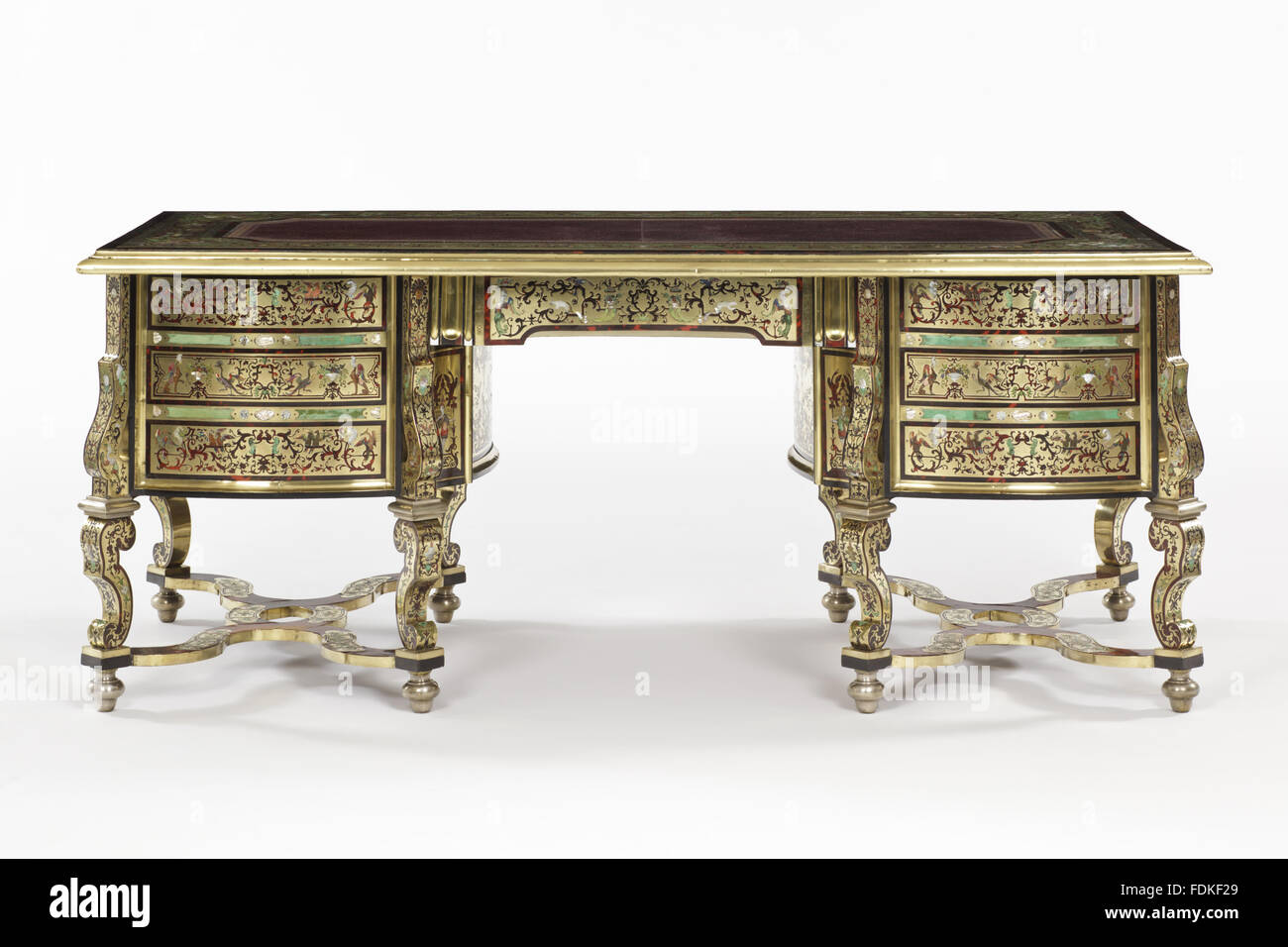 Saltram Präsidium oder Schreibtisch: der Blick von der 'zurück' zeigt die festen Schubladen. Louis XIV-Schreibtisch ist von Andre Charles Boulle (1642-1732). Es hat eine Buche-Karkasse und ist in Messing und Schildpatt mit aufwendigen polychrome Marqu furniert Stockfoto