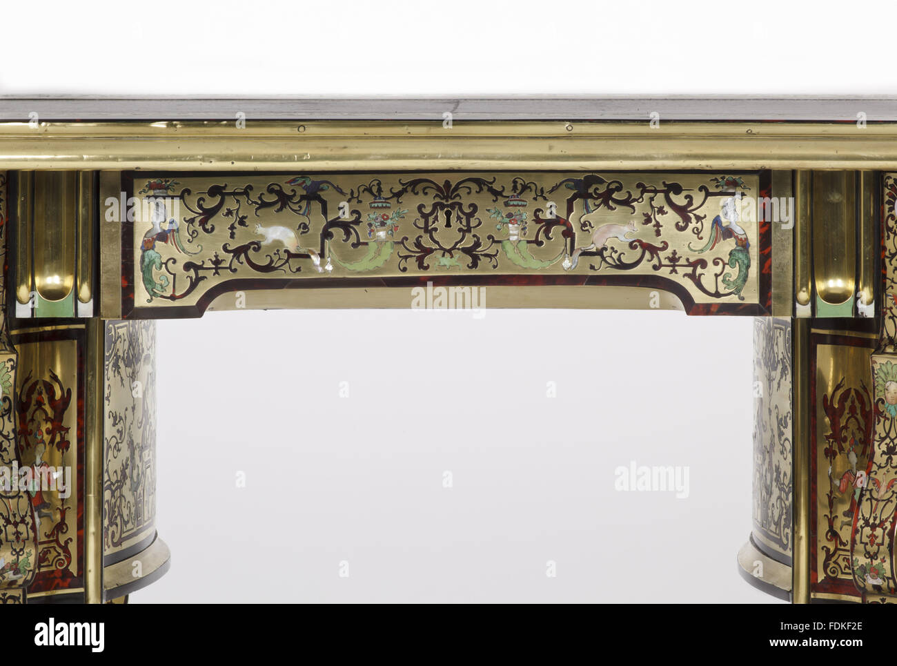 Saltram Präsidium oder Schreibtisch: die mittlere Schublade. Louis XIV-Schreibtisch ist von Andre Charles Boulle (1642-1732). Es hat eine Buche-Karkasse und ist in Messing und Schildpatt mit aufwendigen polychromen Intarsien furniert. CMS-Nummer 871294, Stockfoto