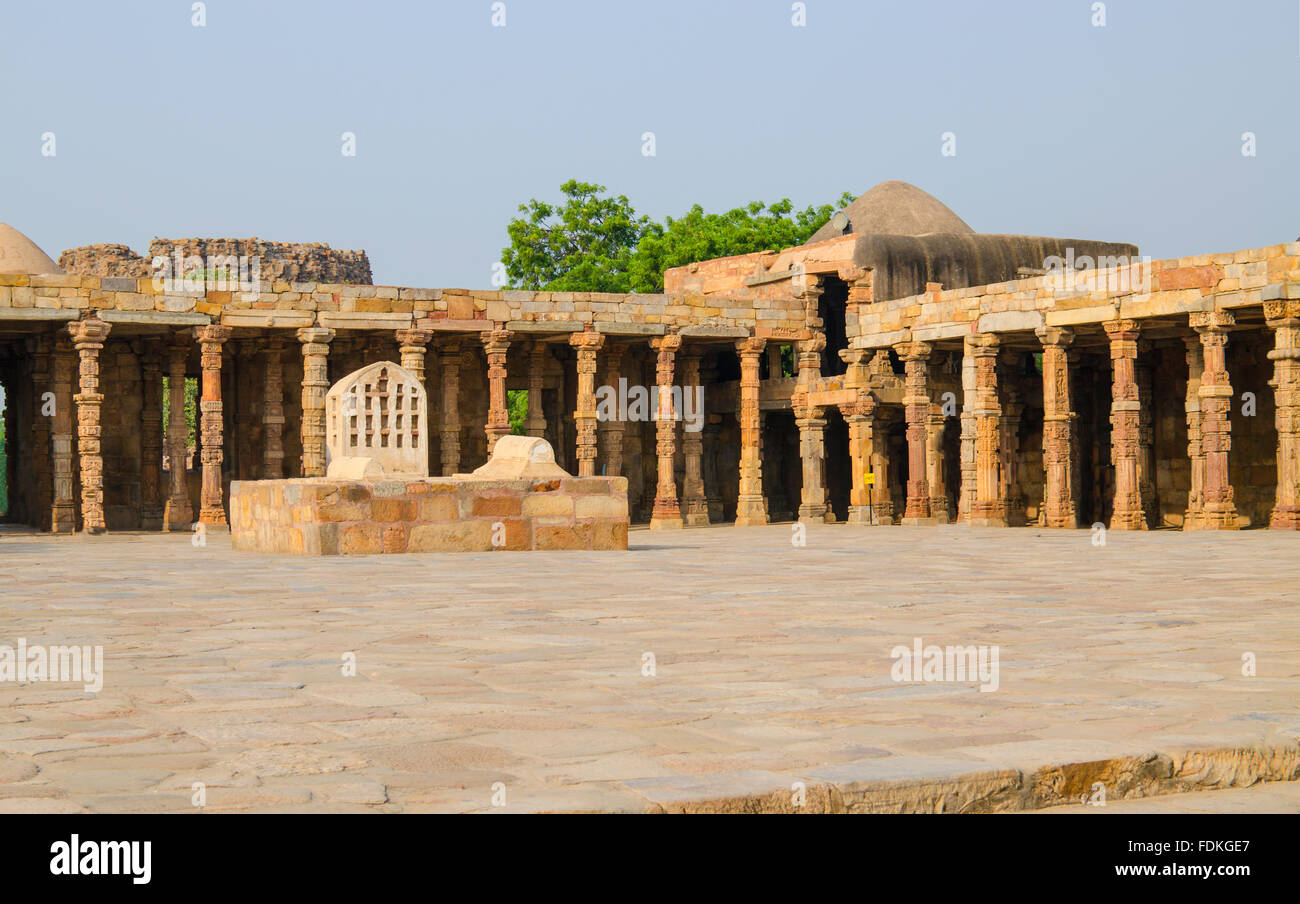 ein Gericht Hof Kutb Minar, Kutb Minar, Architektur, Geschichte von Indien, Indien, alt-Delhi, alte Zeiten, Ruinen, aus den Augen Stockfoto