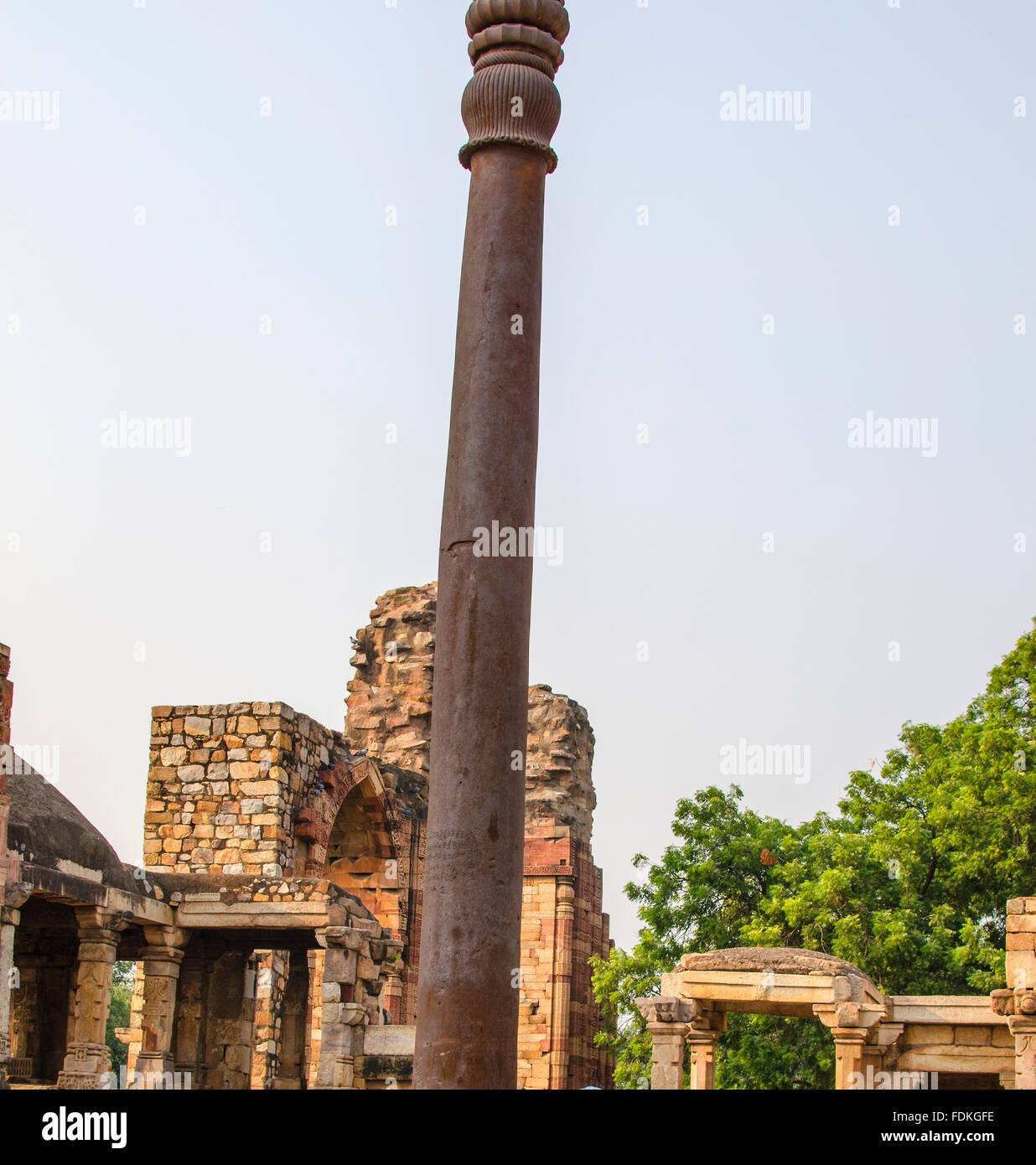 Spalte von kometenhaften Eisen und einem Gericht Hof Kutb Minar, Kutb Minar, Architektur, Geschichte der alten Zeiten, alt-Delhi, Indien, Indien Stockfoto