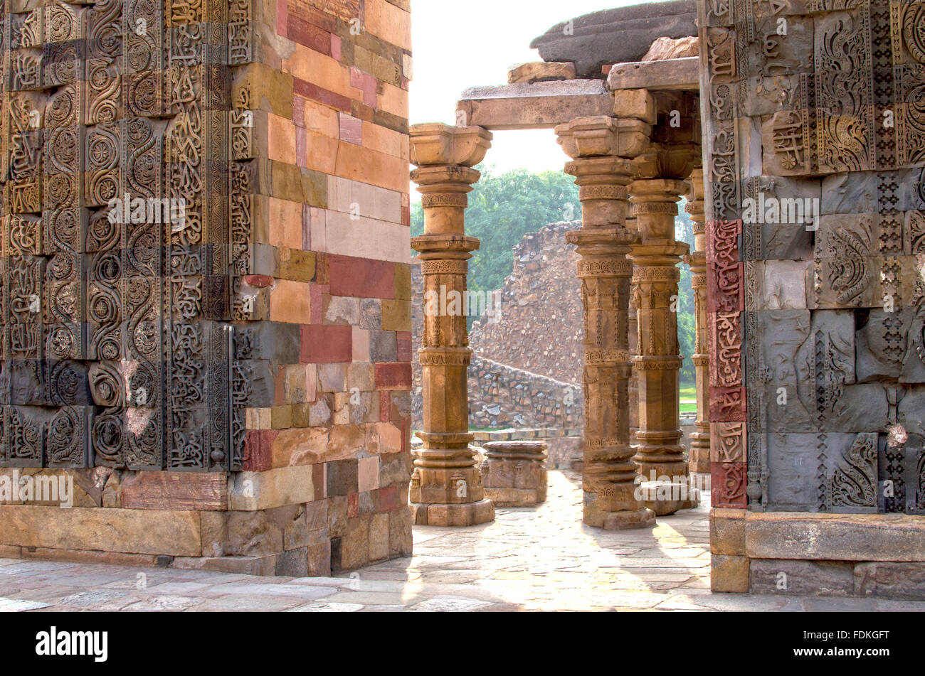 komplexe Ruinen in Delhi Kutb Minar, Delhi Kutb Mina, Kutb Minar, ein Eingang, Architektur, komplexe Ruinen, Eingang, Geschichte Stockfoto