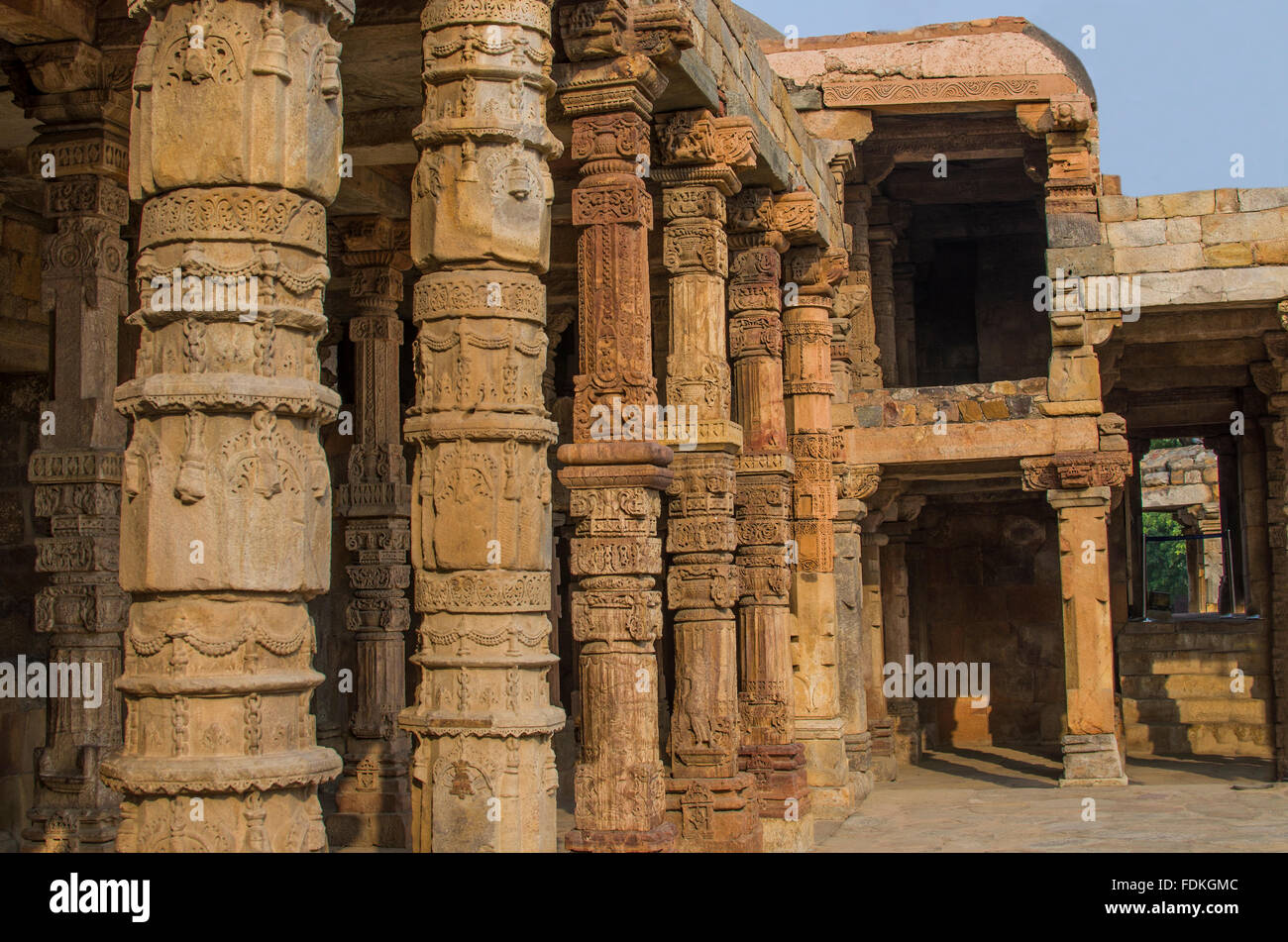 Spalte Bögen, historischer Ort Kutb - Minar, Kutb - Minar, ein Denkmal, ein Turm, Architektur, Spalte Bögen, Erbe Stockfoto