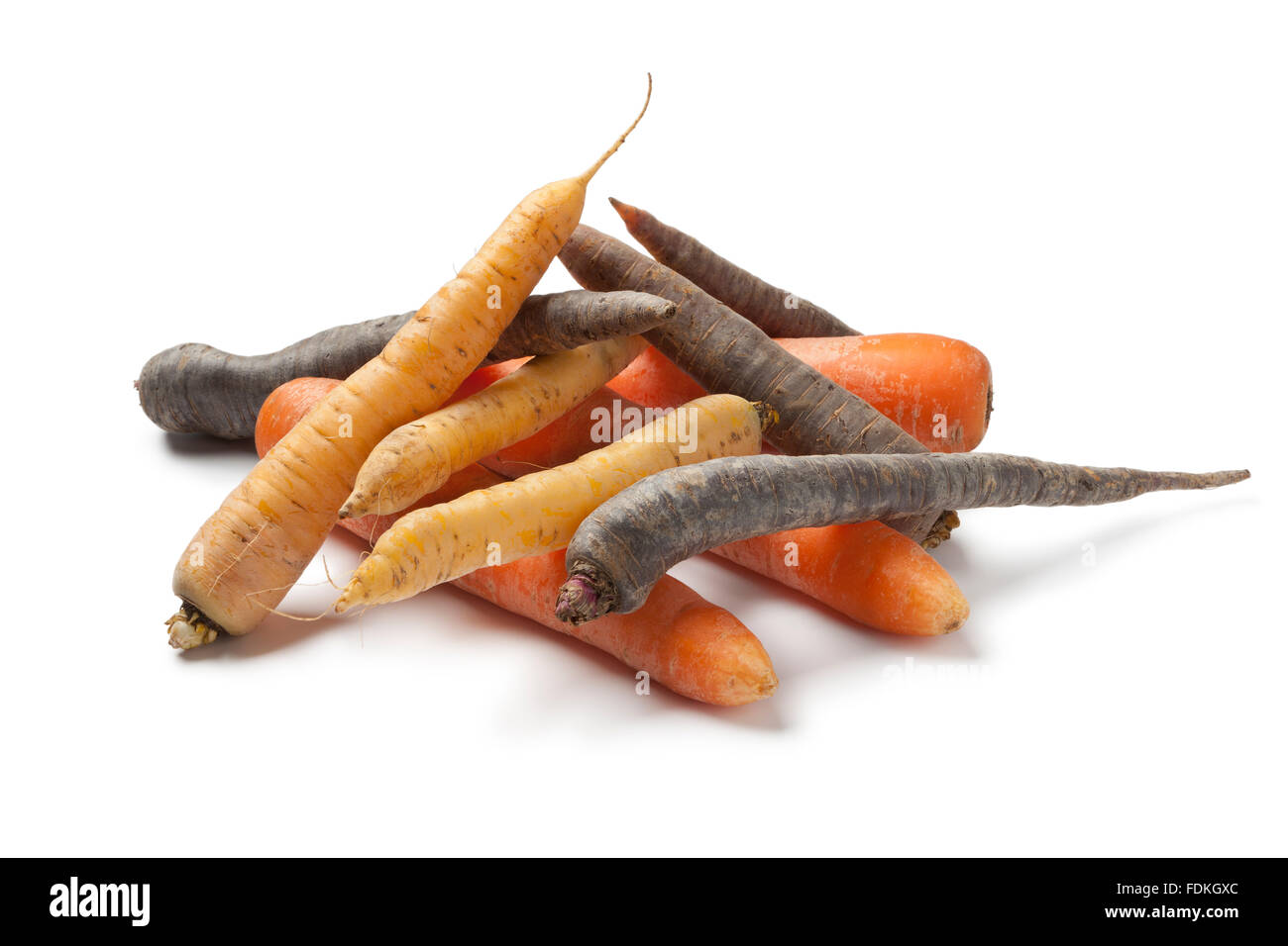 Haufen von verschiedenen Farben frische Karotten auf weißen backgrpound Stockfoto