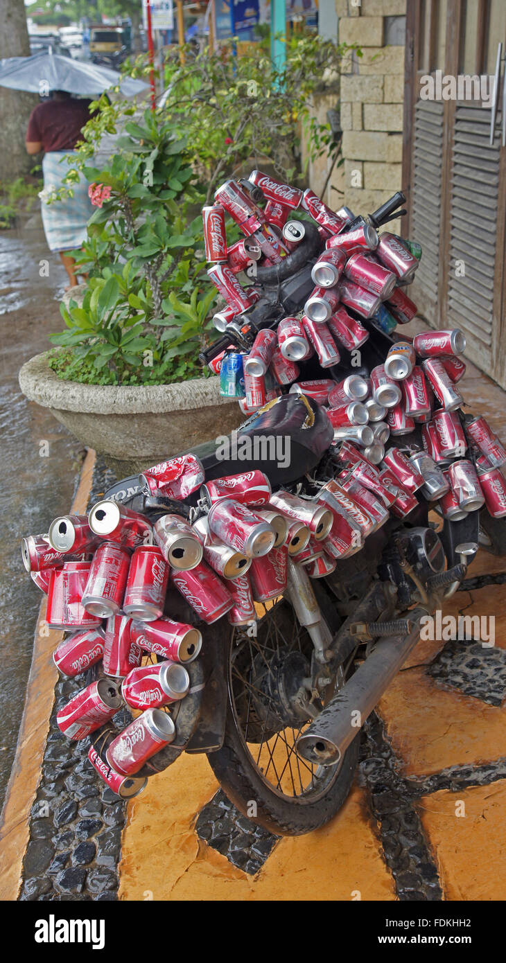 Motorrad bedeckt mit hängenden Coca-Cola-Dosen Stockfoto