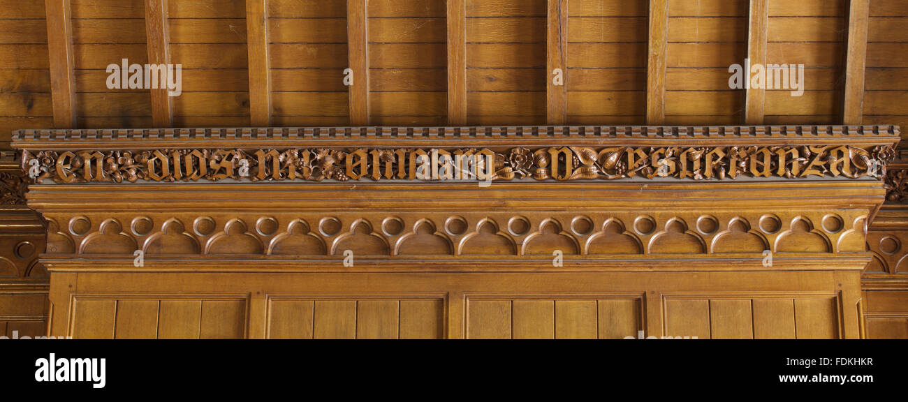 Die geschnitzten Fries-Inschrift in der Bibliothek am Tyntesfield, North Somerset Stockfoto
