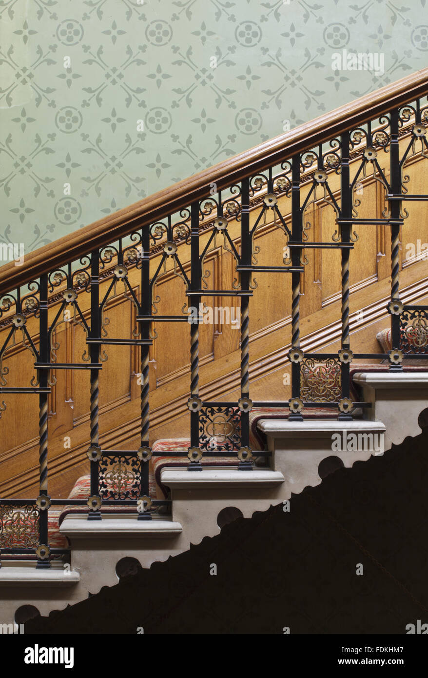 Detail der schmiedeeisernen Geländer der Treppe in der Halle am Tyntesfield, North Somerset hautnah Stockfoto