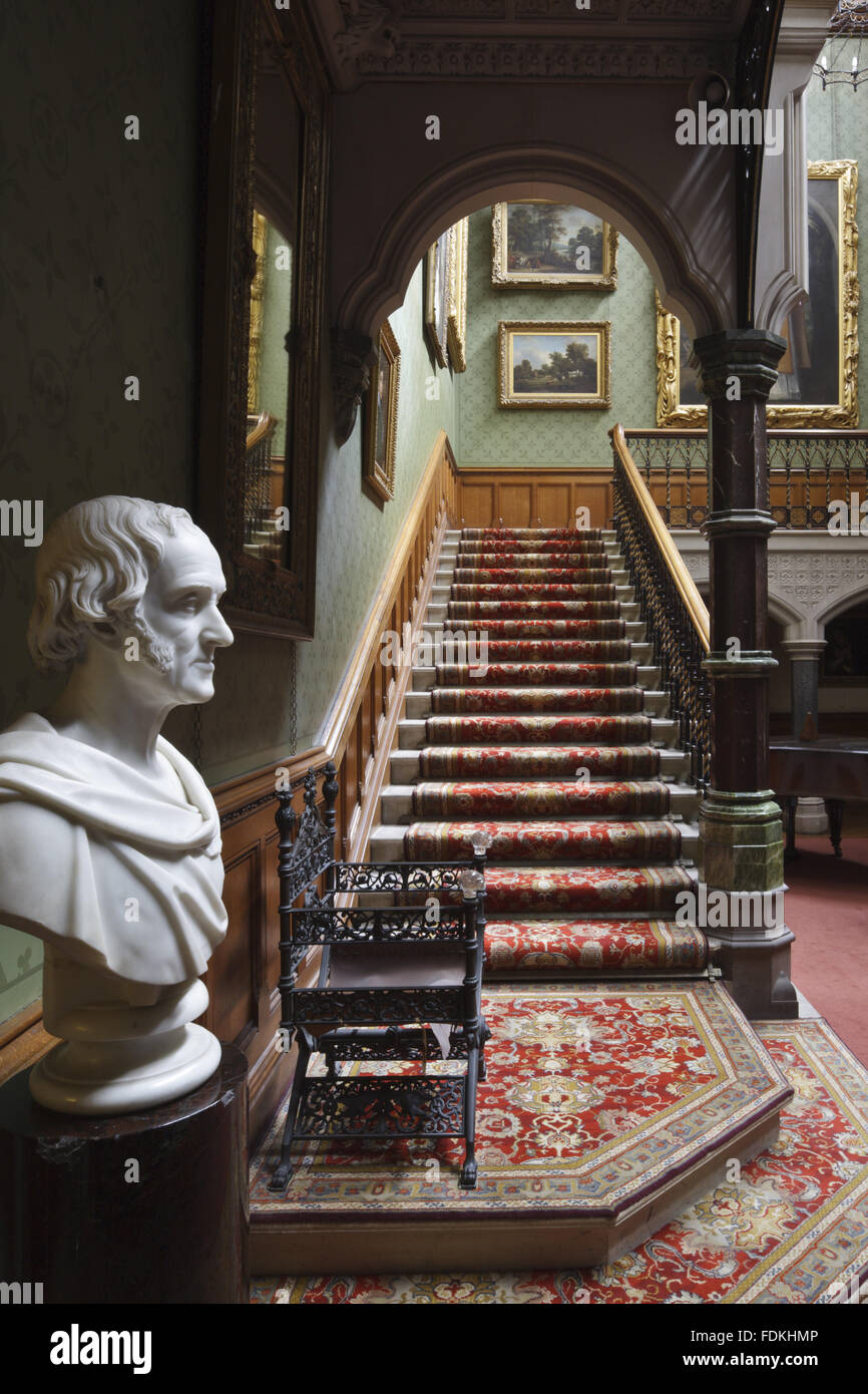 Die Hall-Treppe mit einer Büste von William Gibbs auf der linken Seite, am Tyntesfield, North Somerset Stockfoto