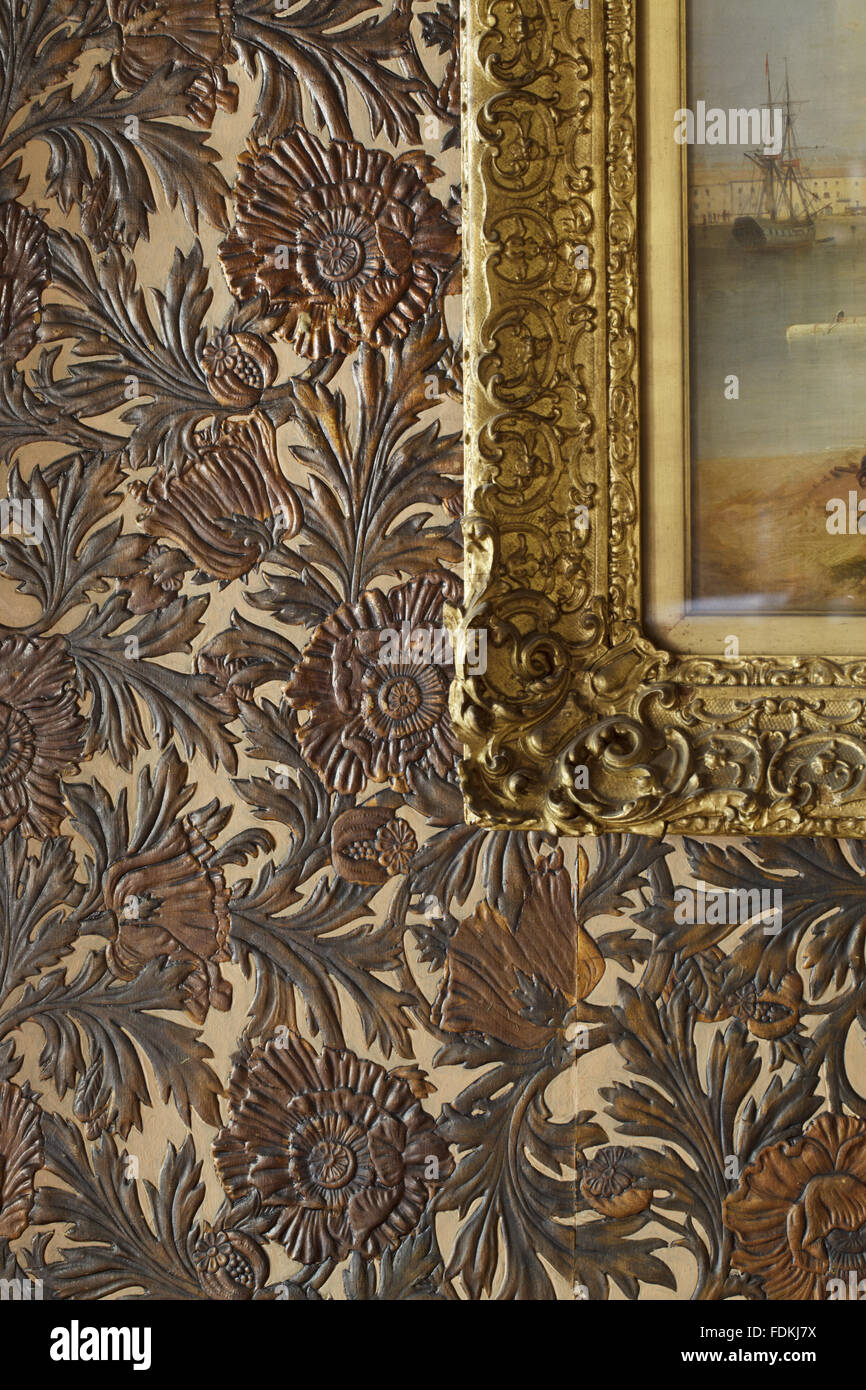Detail der spanischen Cordolova Stil Tapete im Speisesaal am Tyntesfield, Somerset Stockfoto
