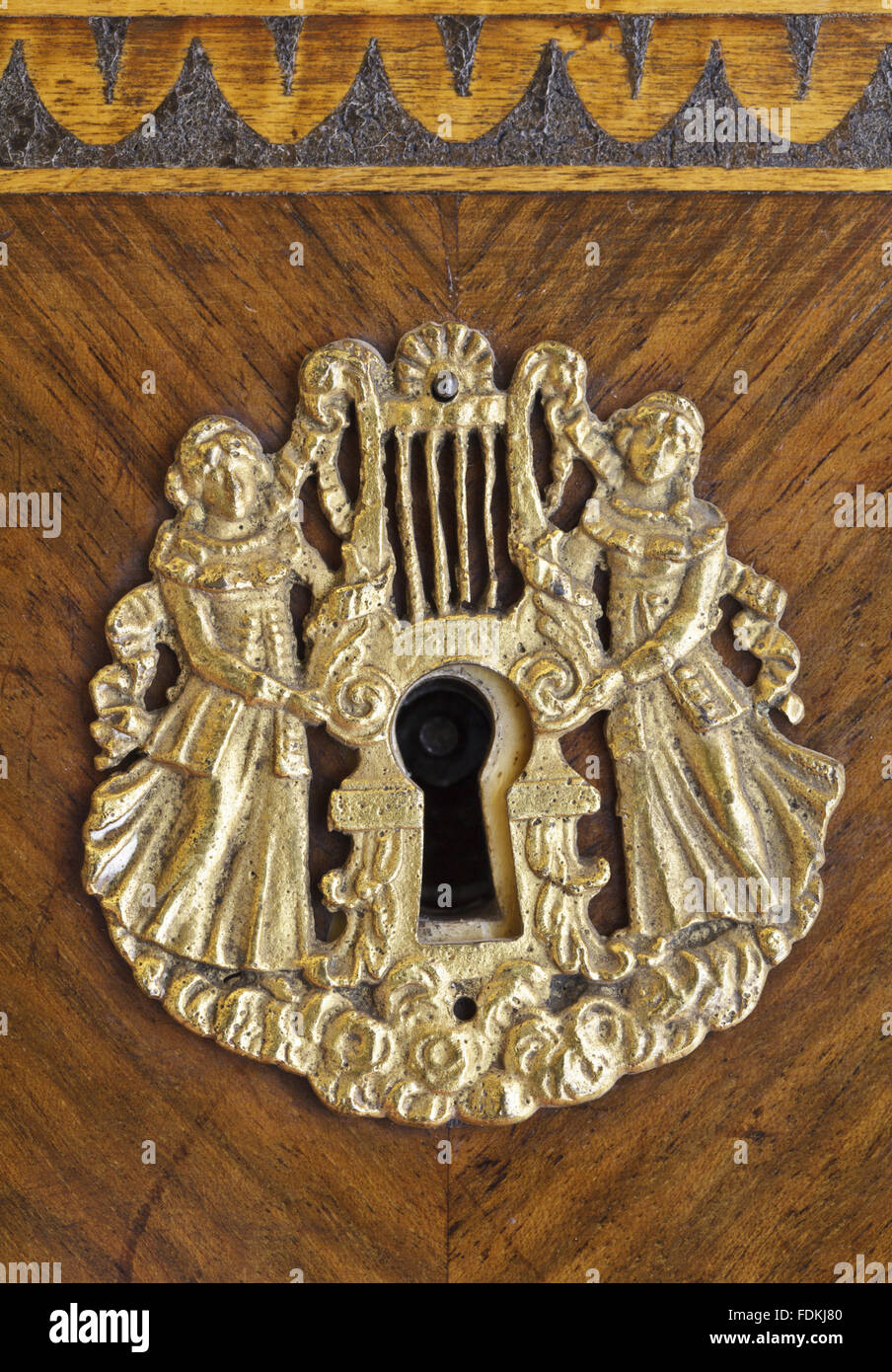 Detail des reich verzierten Schlüsselloch in Möbeln und Tyntesfield, Somerset Stockfoto