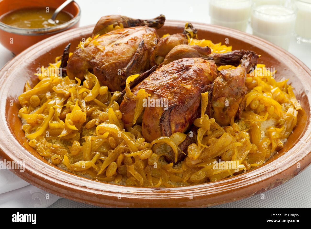 Couscous-Tfaya, marokkanischer Couscous mit Huhn und karamellisierten ...