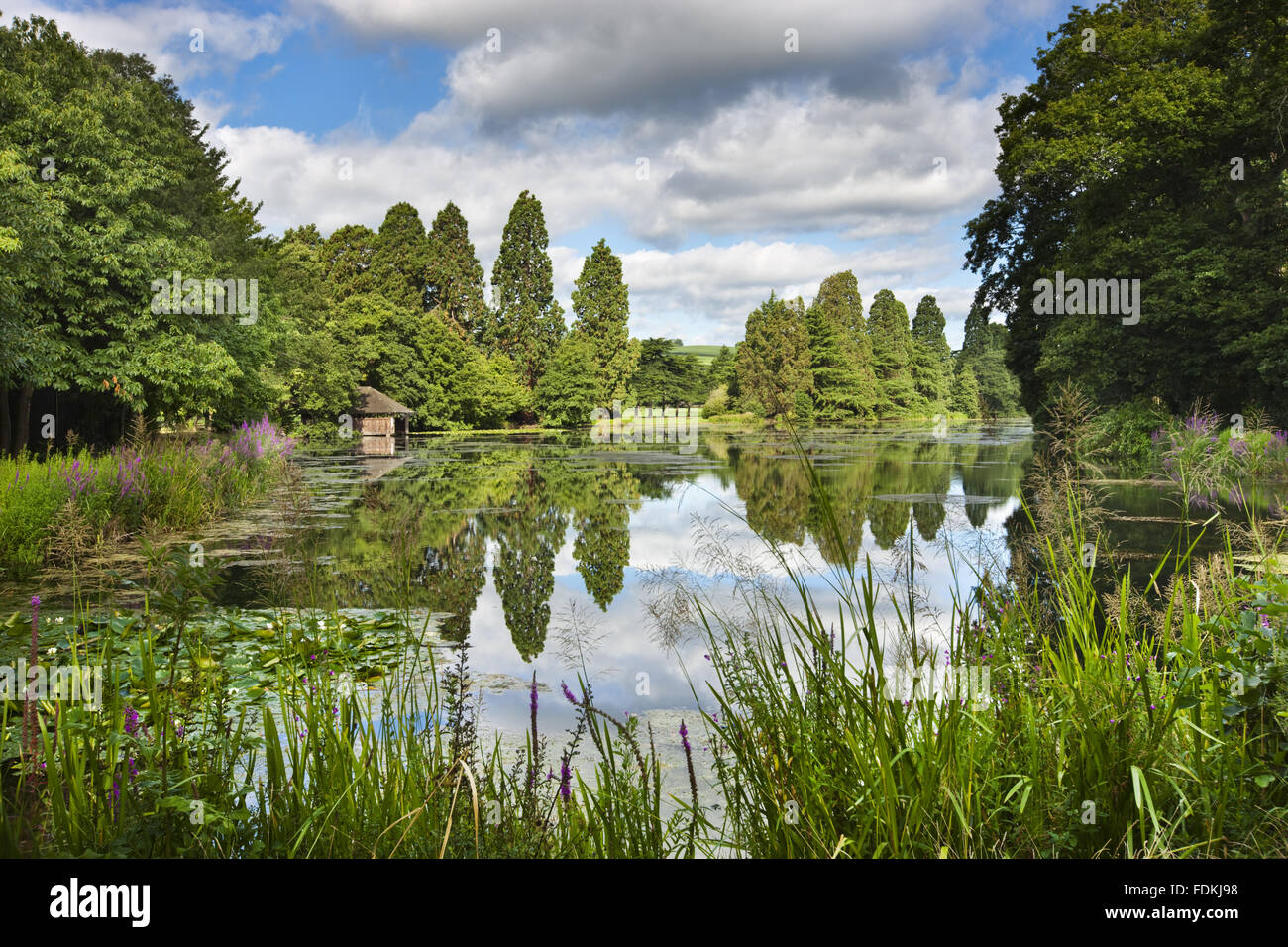 Der See und Bootshaus in Tredegar House, Newport, South Wales. Stockfoto