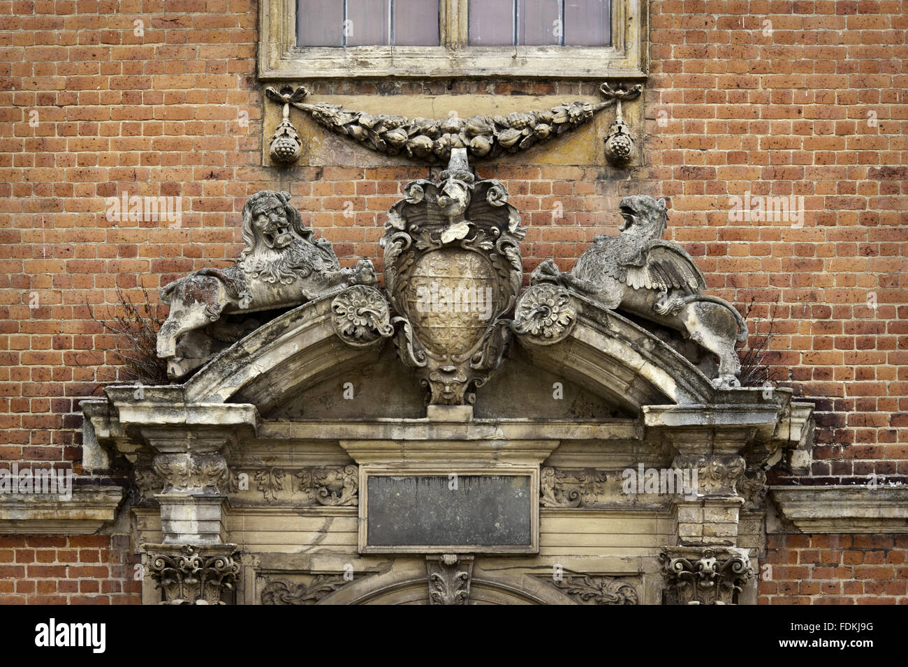 Dekoration über der Tür an der Westfront nördlich an Tredegar House, Newport, South Wales. Die gebrochene Giebel wird von einem Löwen und Greif unterstützen das Morgan-Wappen überwunden. Stockfoto