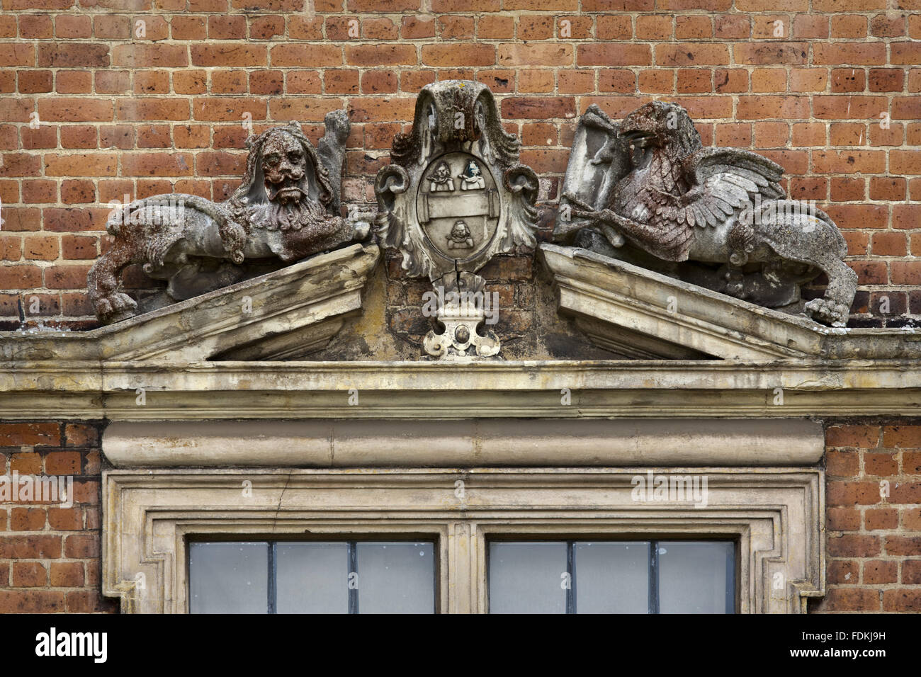 Gebrochenen Giebel und Detail über ein Fenster an der Westfront nördlich an Tredegar House, Newport, South Wales. Das Mauerwerk Löwe und Greif unterstützen eine heraldische Kartusche. Stockfoto