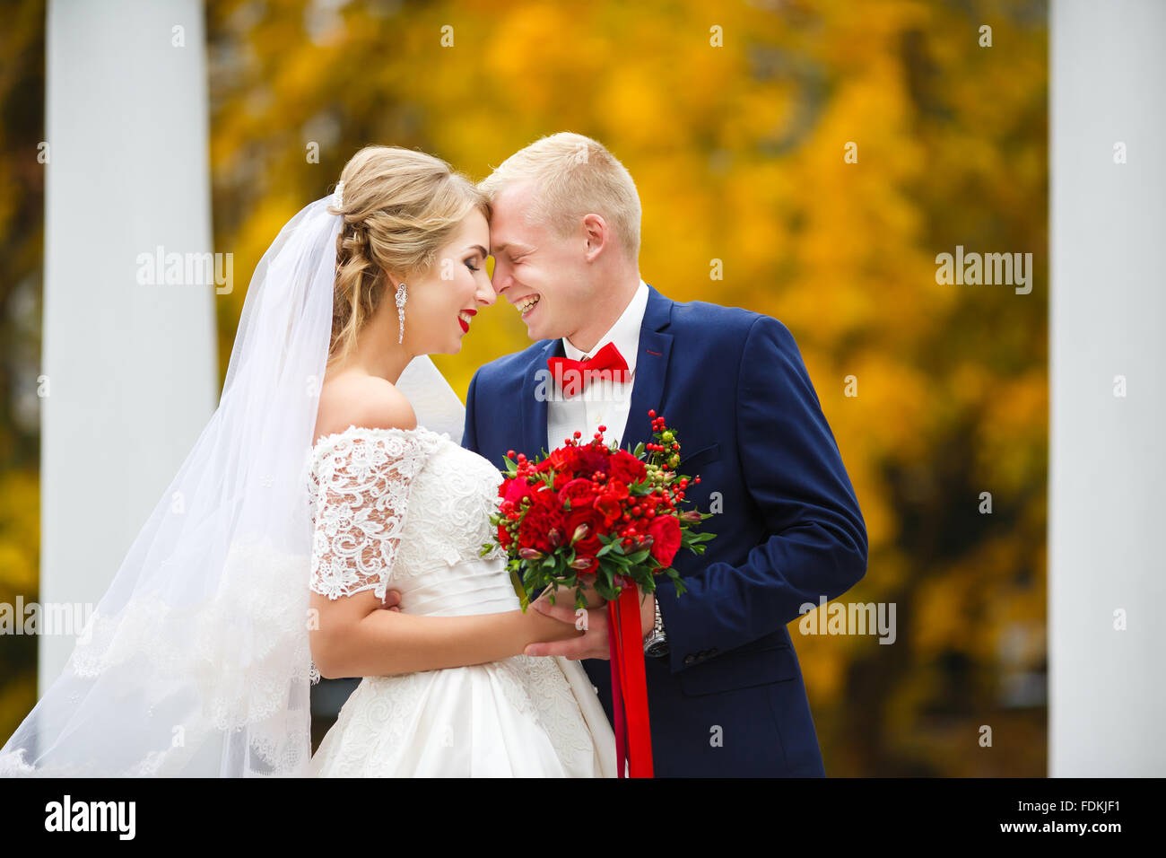 Hochzeitspaar lächelnd auf den Herbst Hintergrund Stockfoto