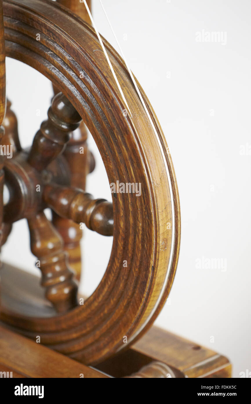 Nahaufnahme eines Teils von einem hölzernen Spinnrad in Moseley Old Hall, Staffordshire. Inventarnummer: 477580 Stockfoto