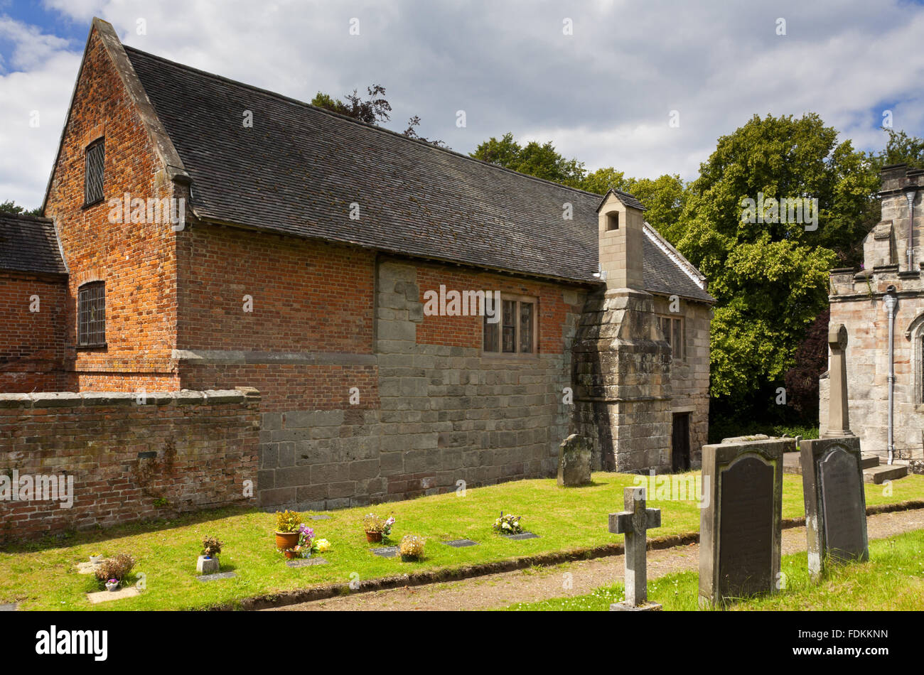 Die Wiederherstellung Periode Fassade des The Old Manor, Norbury, Derbyshire, gesehen aus dem Kirchhof. Stockfoto