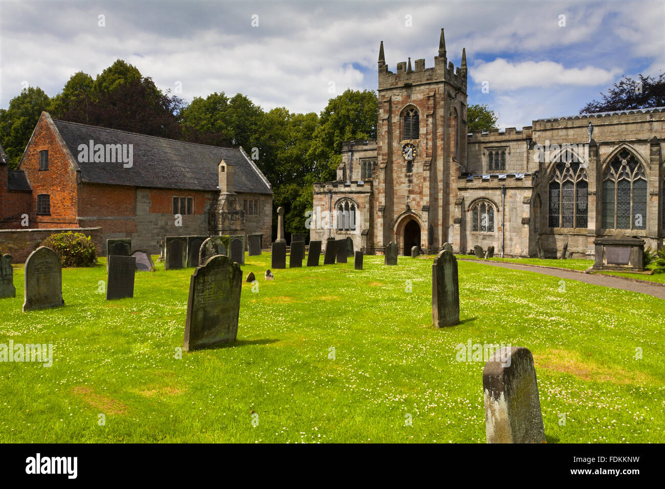 Die Wiederherstellung Periode Fassade des The Old Manor, Norbury, Derbyshire und die Kirche (nicht National Trust). Stockfoto