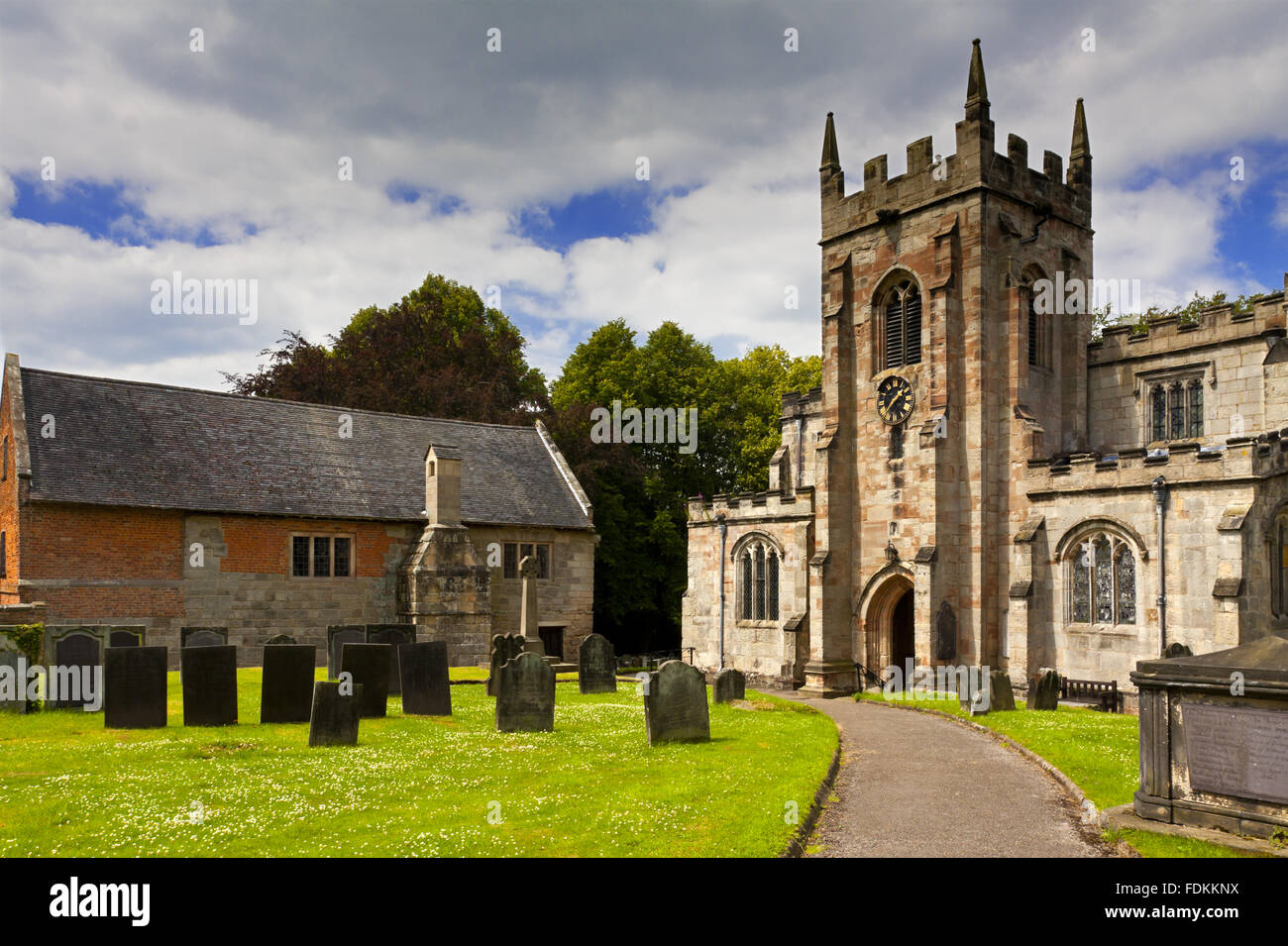 Die Wiederherstellung Periode Fassade des The Old Manor, Norbury, Derbyshire und die Kirche (nicht National Trust). Stockfoto