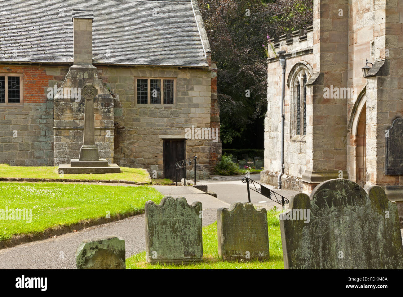 Die Wiederherstellung Periode Fassade des The Old Manor, Norbury, Derbyshire und die Kirche (nicht National Trust). Stockfoto
