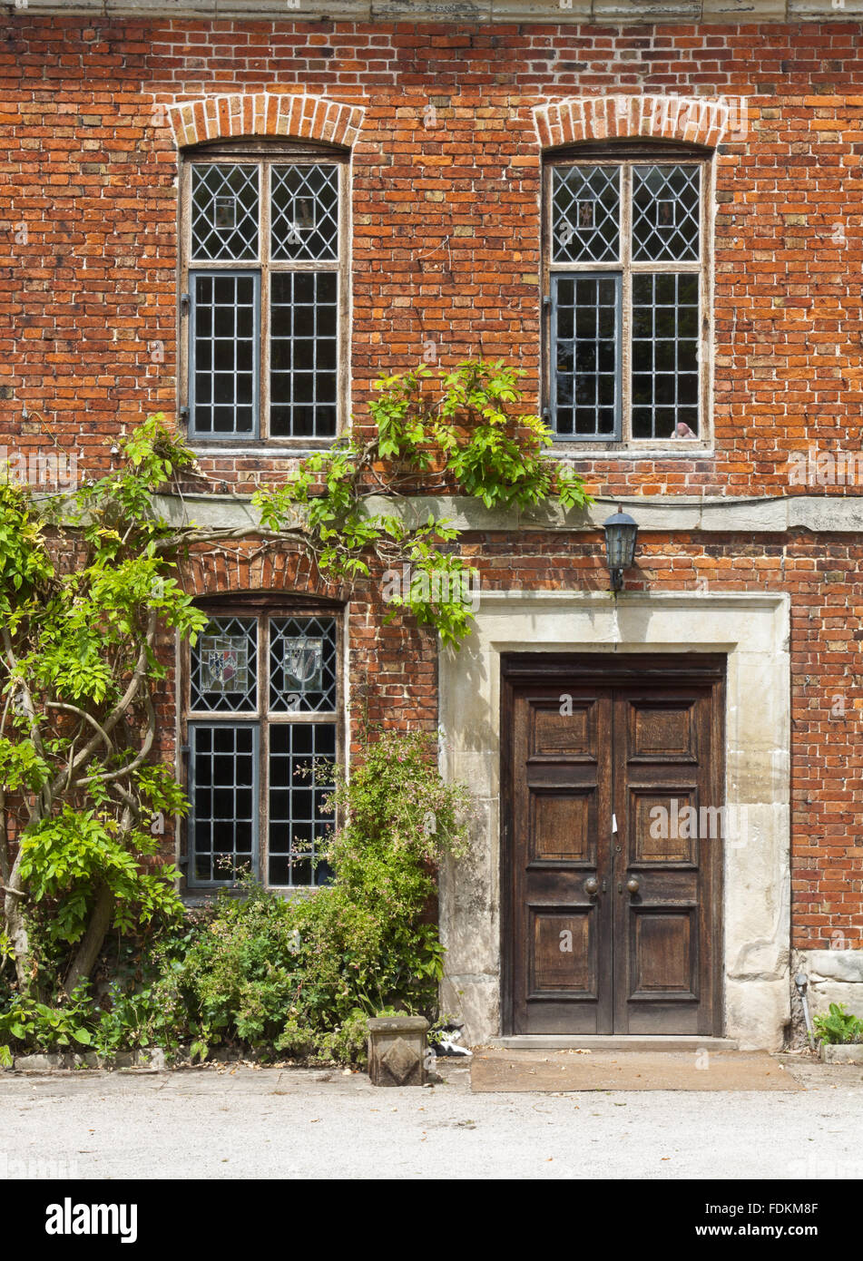 Eingangstür des Tudor Herrenhaus Norbury, Derbyshire. Die Tudor Manor House ist ein National Trust Ferienhaus umgewandelt werden. Stockfoto