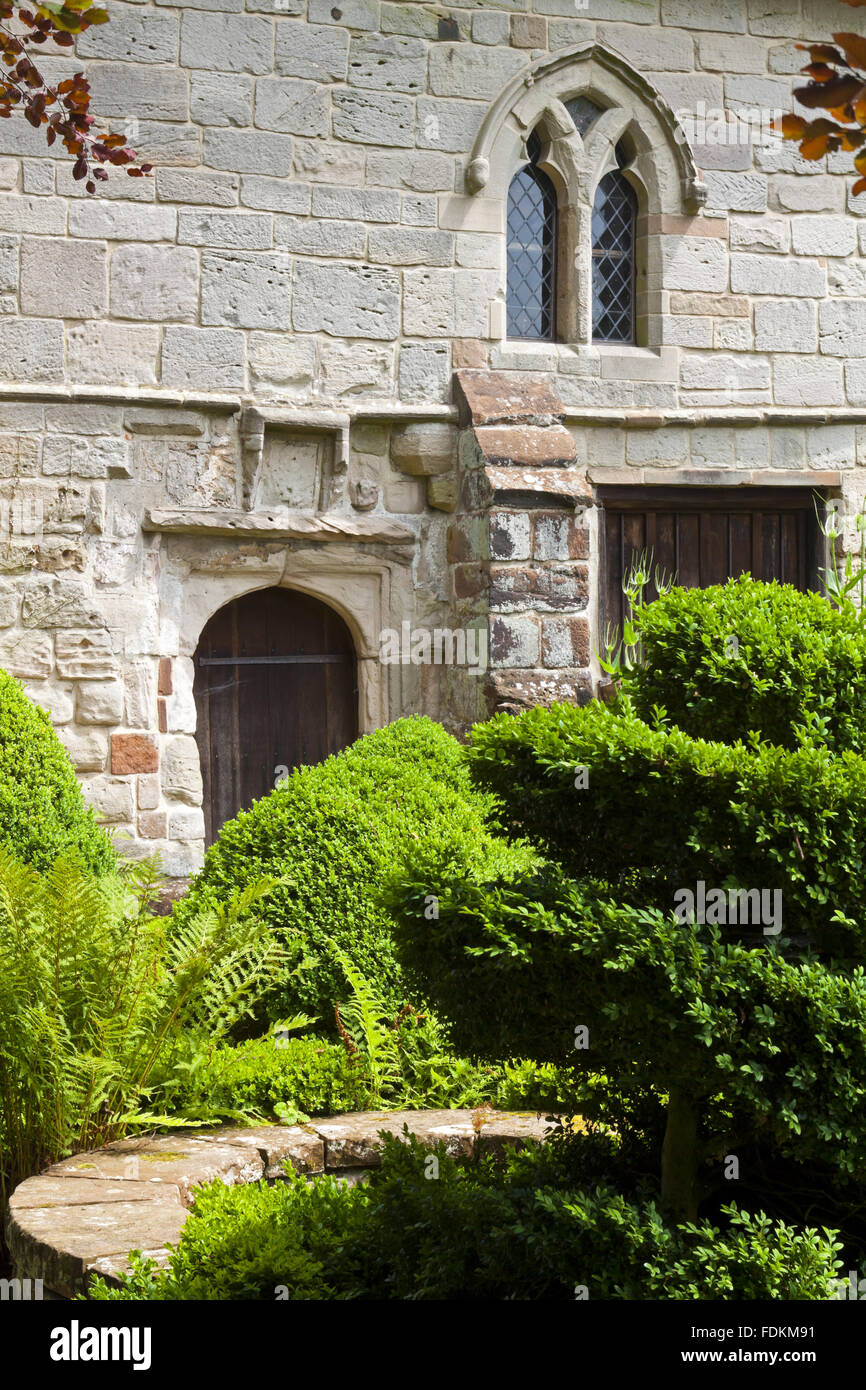 Blick über den Kräutergarten Knoten im Juli in Richtung mittelalterlichen Bereich von der alten Herrenhaus, Norbury, Derbyshire. Stockfoto