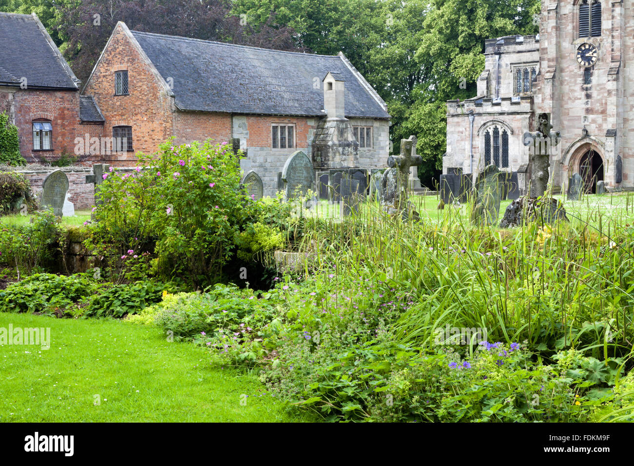 Die Wiederherstellung Periode Fassade des The Old Manor, Norbury, Derbyshire, gesehen aus dem Kirchhof. Die Kirche ist nicht National Trust. Stockfoto