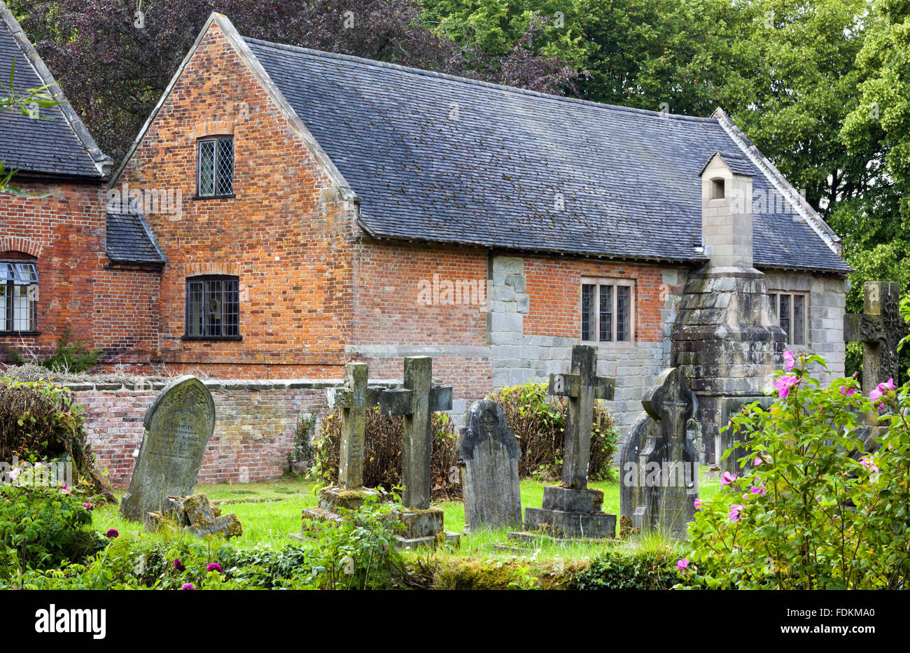 Die Wiederherstellung Periode Fassade des The Old Manor, Norbury, Derbyshire, gesehen aus dem Kirchhof. Stockfoto