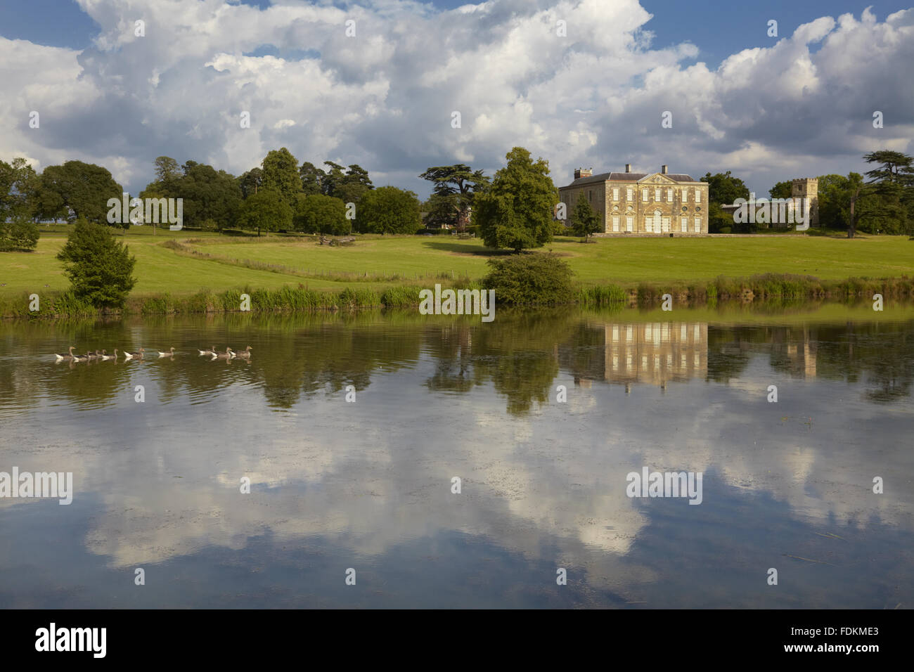 Blick über den See in Richtung der Westfront an Claydon, Buckinghamshire. Stockfoto