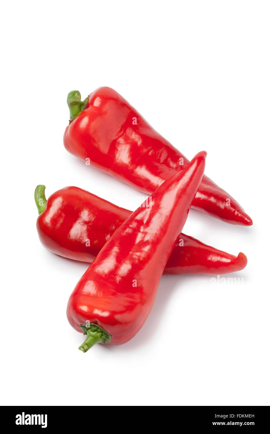 Ganze Frische süße rote Paprika auf weißem Hintergrund Stockfoto