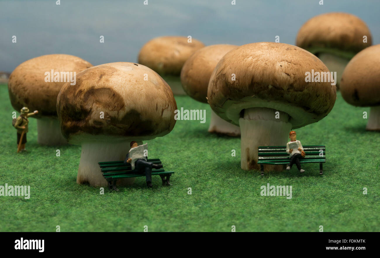 kleine Menschen Puppen sitzen auf Pilze im Wald von Pilzen gemacht Stockfoto