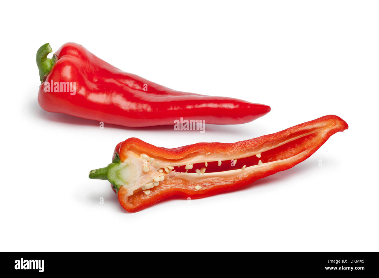 Ganze und halbe frische süße rote Paprika auf weißem Hintergrund Stockfoto