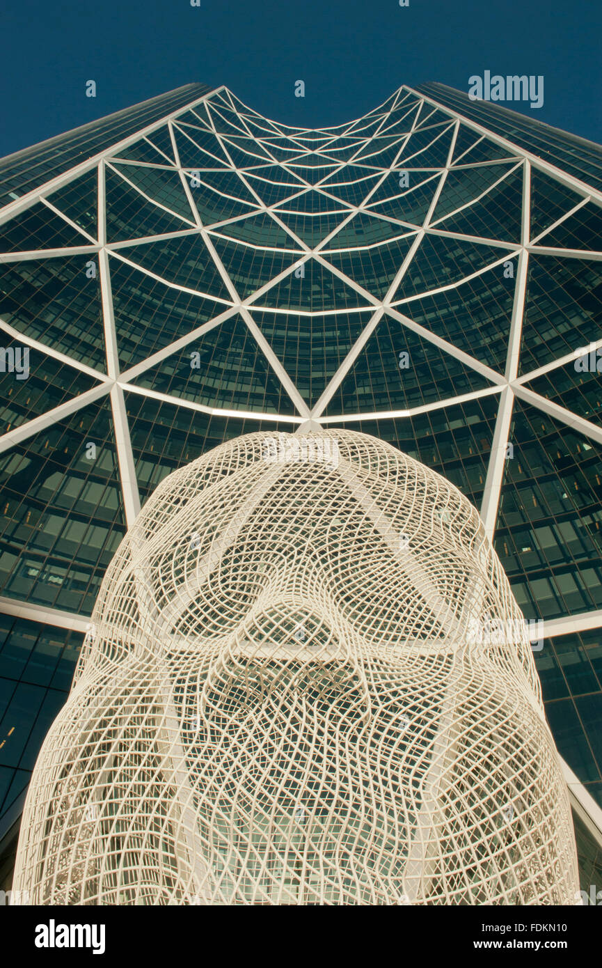 Outdoor-Skulptur des Kopfes des spanischen Künstlers Jaume Plensa, unter Bogen Gebäude, Calgary, Alberta Stockfoto