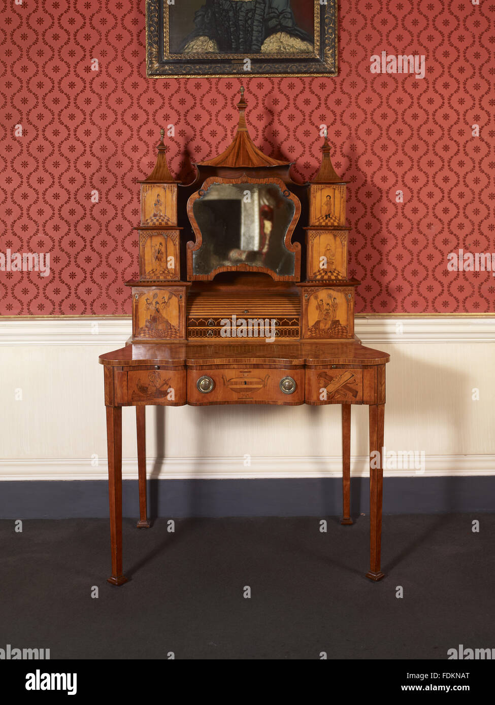 Satinholz Chinoiserie Intarsien und Dressing-Schreibtisch im Schlafzimmer stand im Clandon Park, Surrey. Es kann in der Werkstatt von Thomas Chippendale vorgenommen wurden. Stockfoto