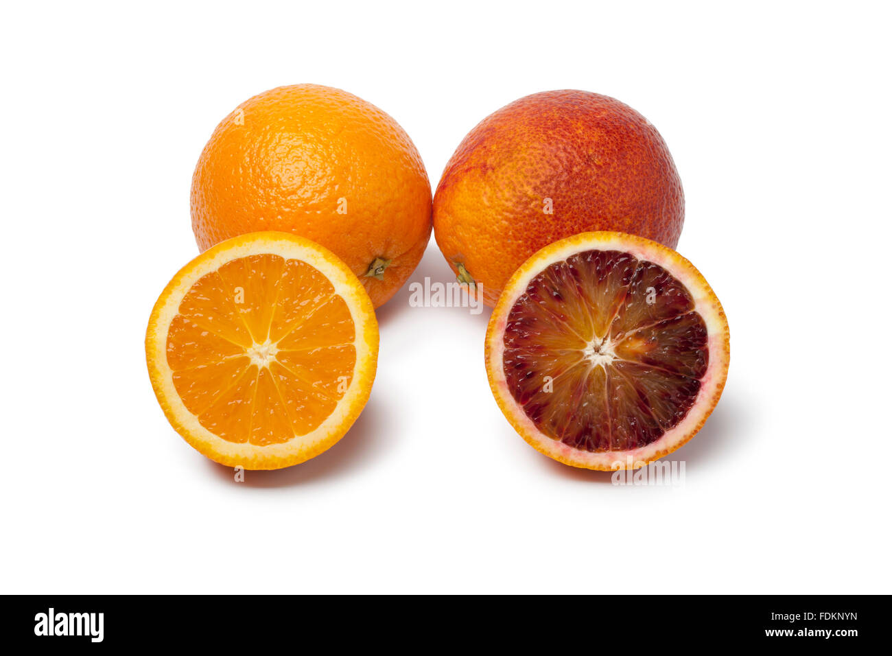 Ganze und Hälfte Orangen und Blutorangen auf weißem Hintergrund Stockfoto