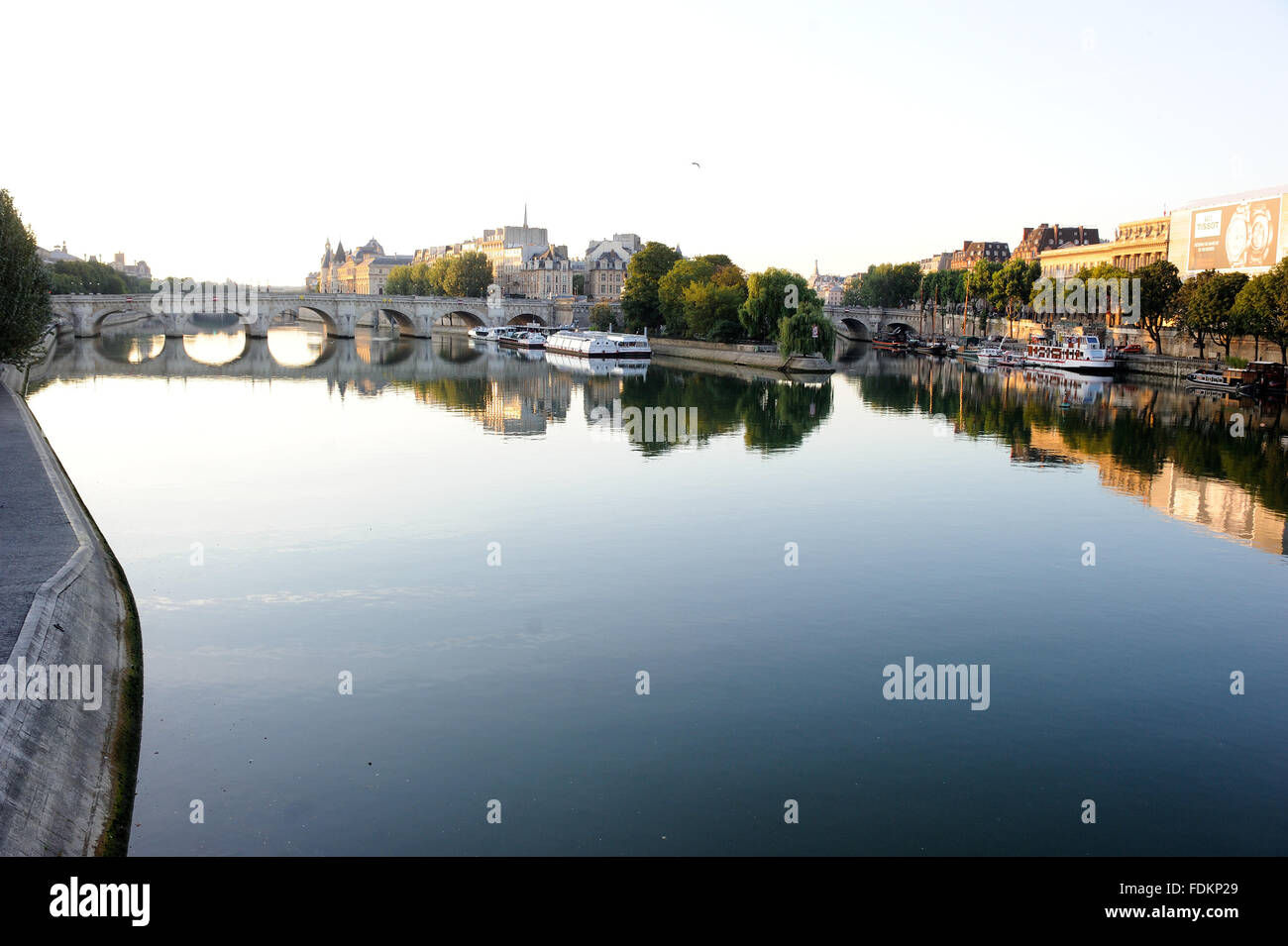 Frankreich Paris - 15.08.2013 - leer / Ile-de-France (Region) / Paris - das Seineufer und der Ile De La Cite. Verlassene stree Stockfoto