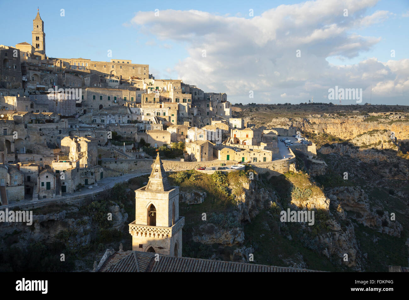 Blick über die Dächer von Madonna de Idris mit Turm von San Pietro Caveoso, Matera, Basilikata, Italien Stockfoto